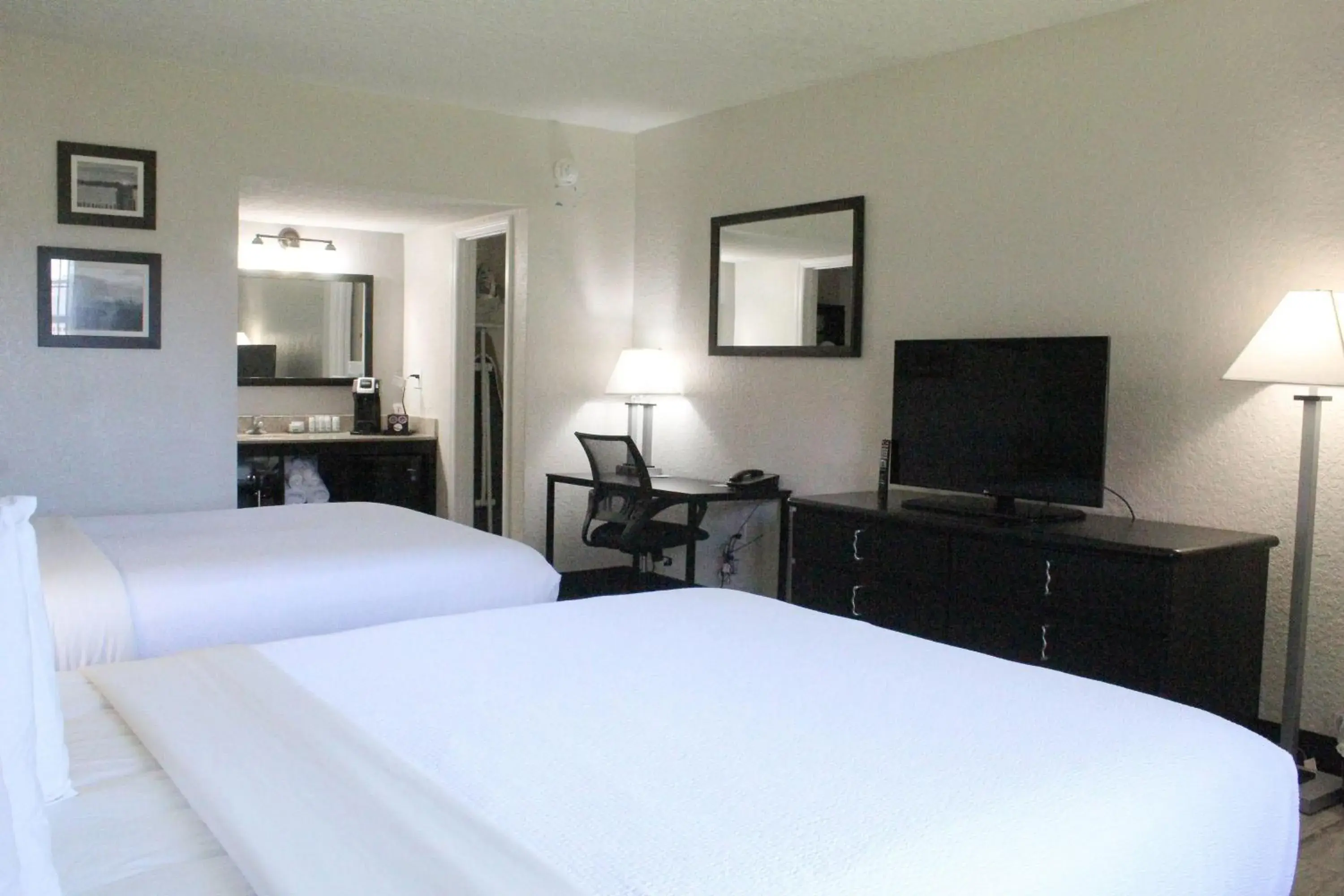 Photo of the whole room, Bed in La Quinta Inn by Wyndham Cocoa Beach-Port Canaveral Photo of the whole room, Bed in La Quinta Inn by Wyndham Cocoa Beach-Port Canaveral