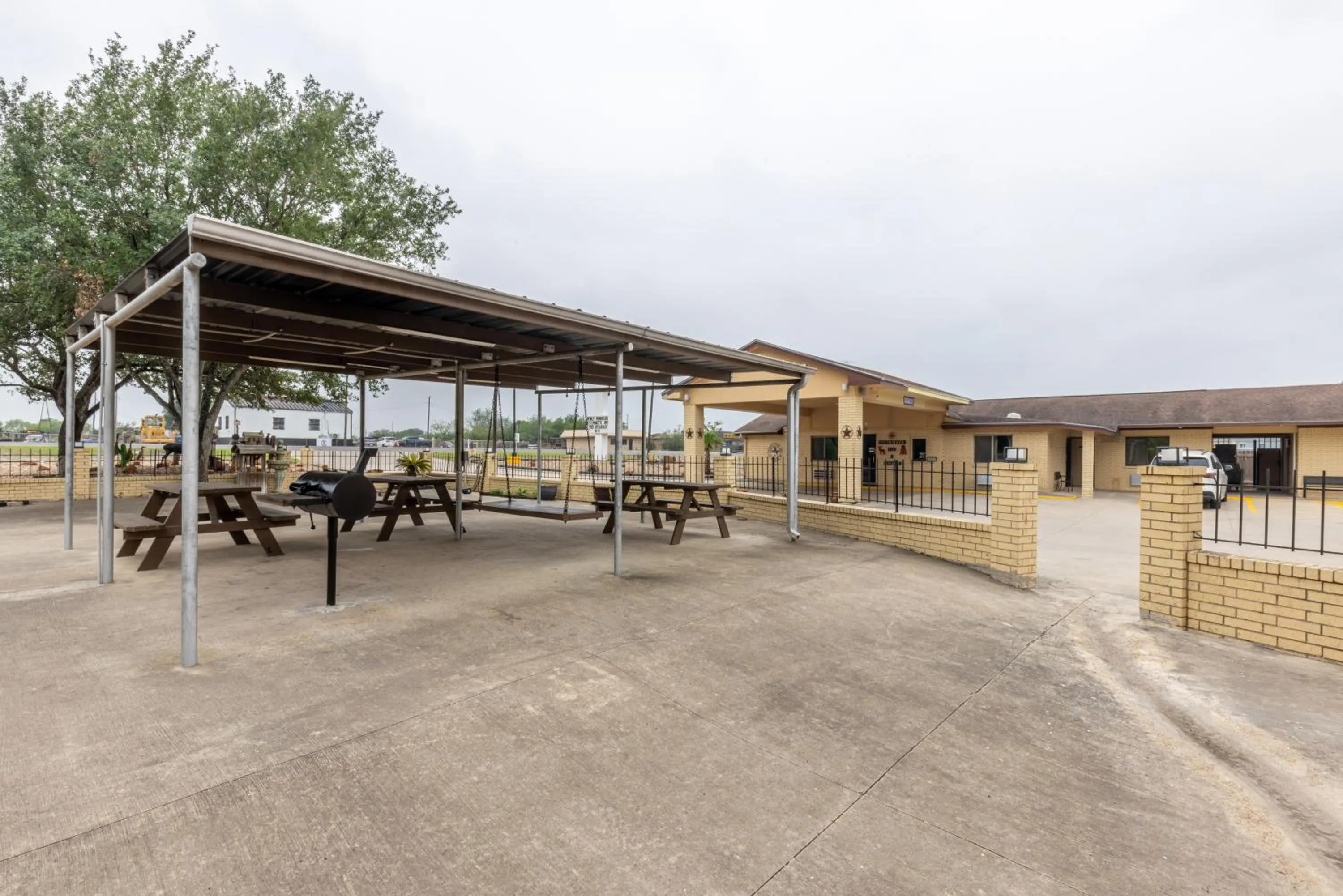 Patio in Freer Executive inn and Studios