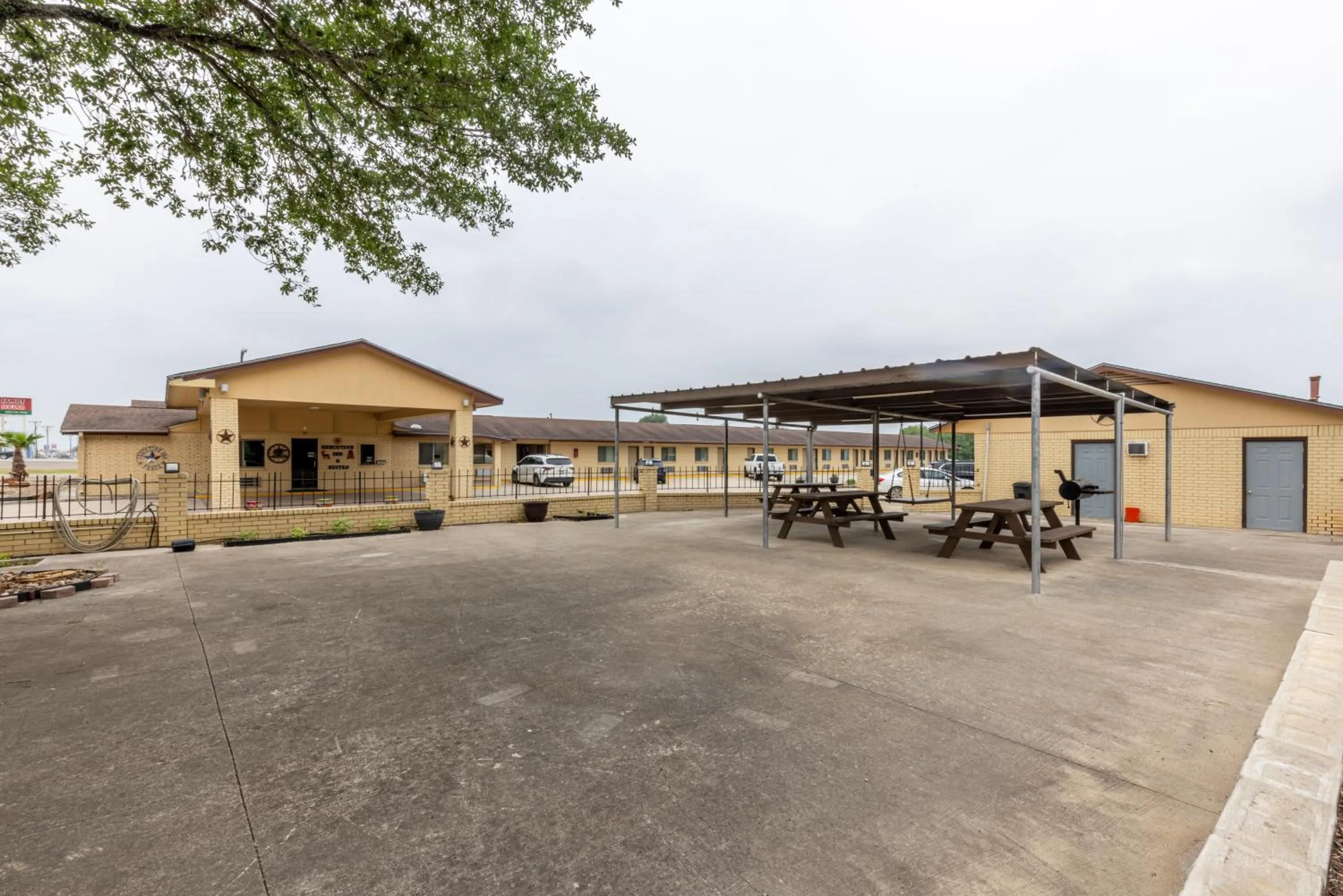 Patio in Freer Executive inn and Studios