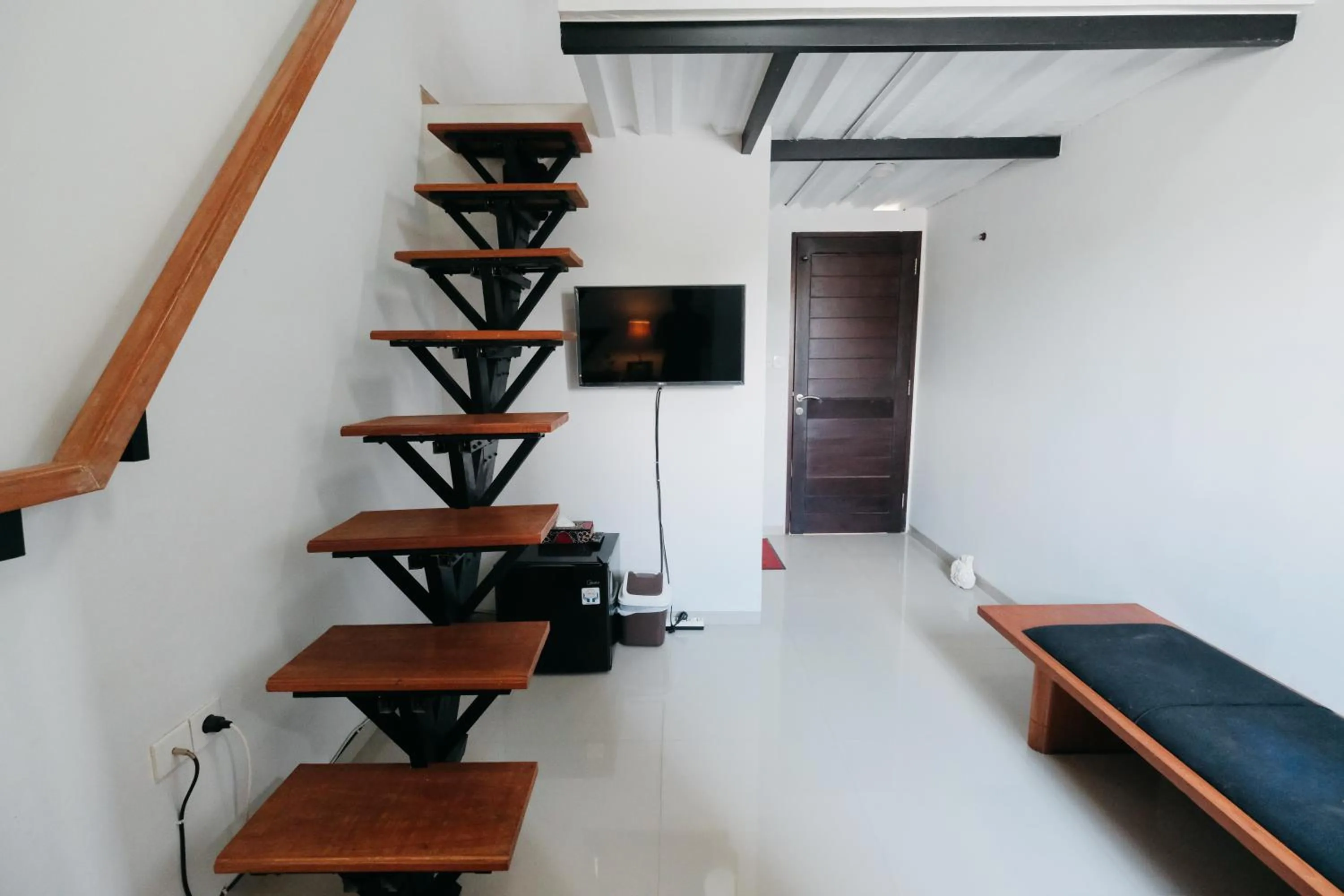 TV and multimedia, TV/Entertainment Center in D' Tamblingan Guesthouse Jimbaran RedPartner