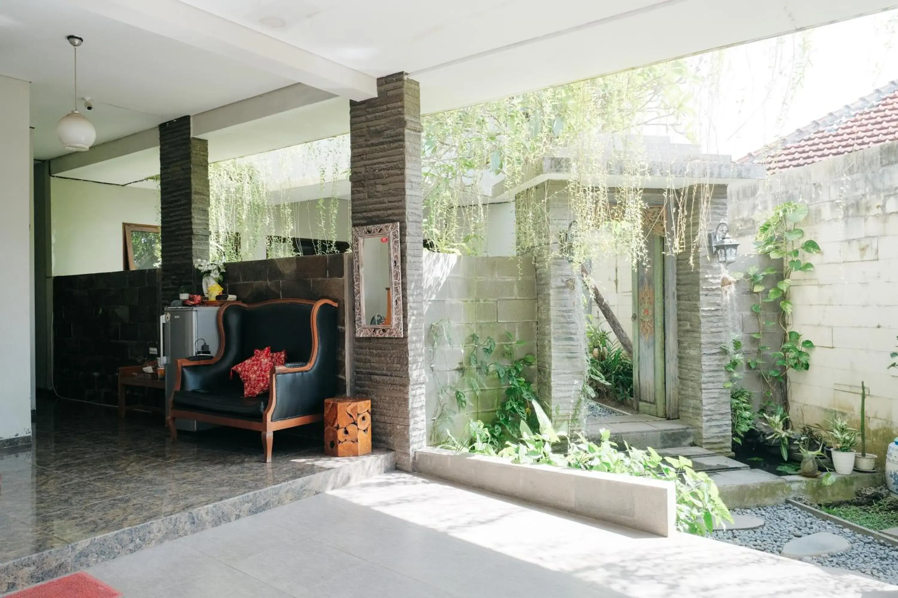 Facade/entrance in D' Tamblingan Guesthouse Jimbaran RedPartner Facade/entrance in D' Tamblingan Guesthouse Jimbaran RedPartner