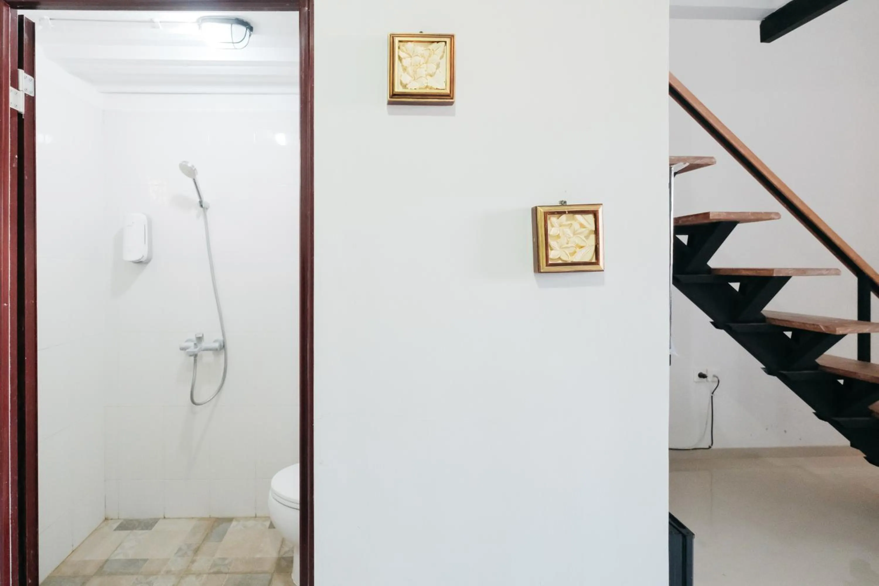 Toilet, TV/Entertainment Center in D' Tamblingan Guesthouse Jimbaran RedPartner