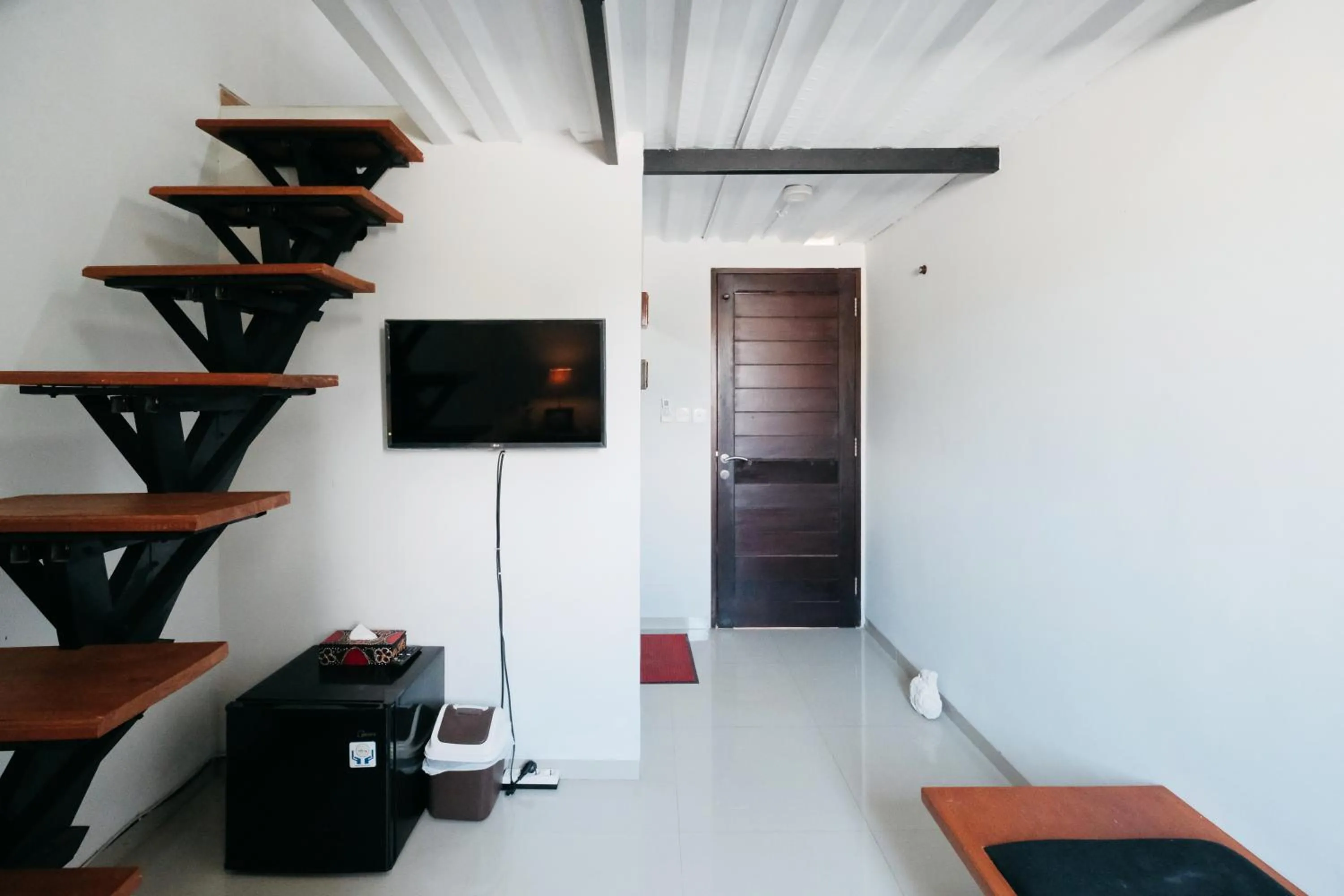 TV and multimedia, TV/Entertainment Center in D' Tamblingan Guesthouse Jimbaran RedPartner