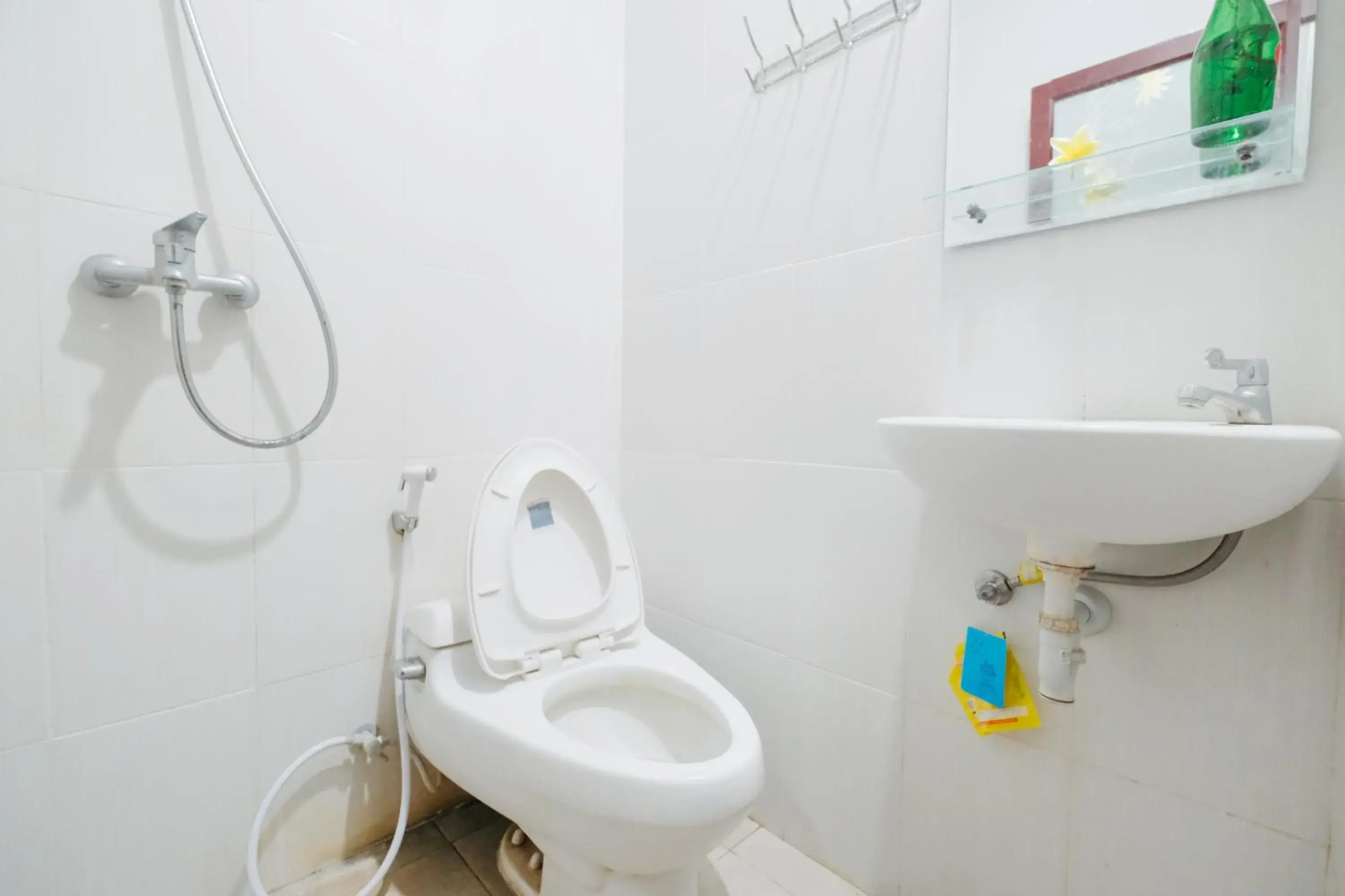 Bathroom in D' Tamblingan Guesthouse Jimbaran RedPartner Bathroom in D' Tamblingan Guesthouse Jimbaran RedPartner