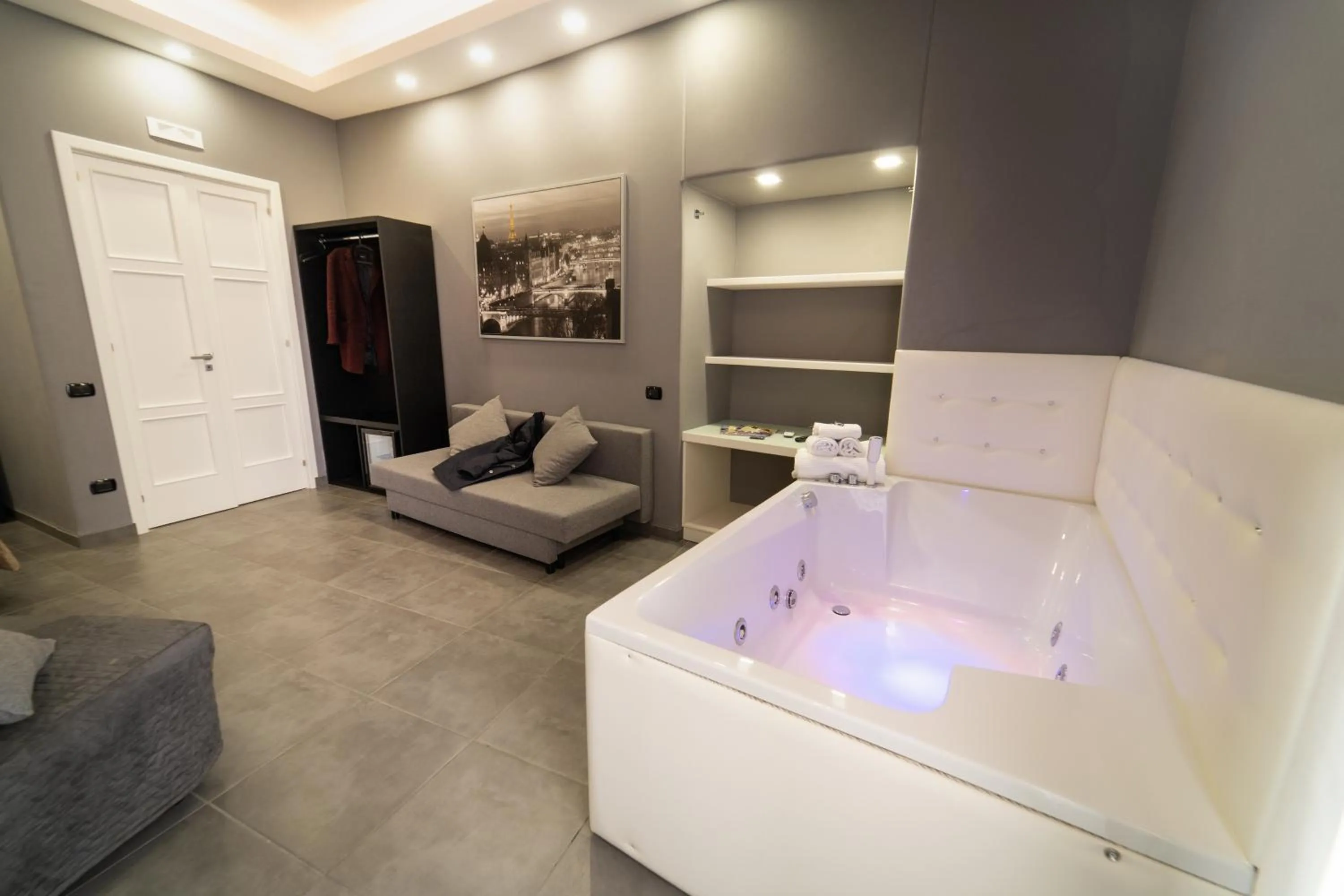 Suite King With Hydromassage in Royal Art H Spaccanapoli, by ClaPa Group