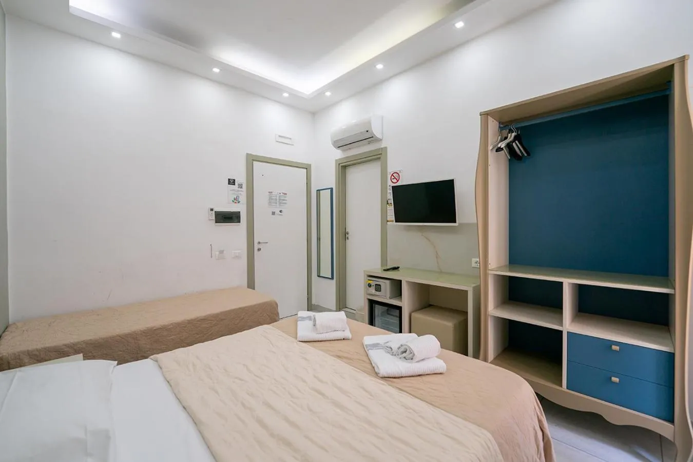 Bed in Royal Art H Spaccanapoli, by ClaPa Group