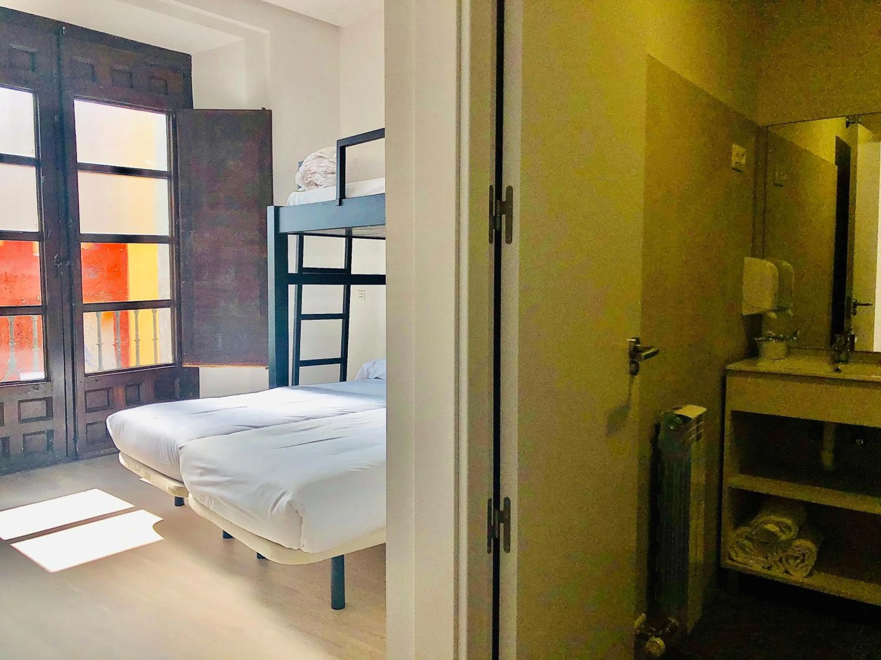 Bathroom, Bed in Quartier Leon Hostel Jabalquinto