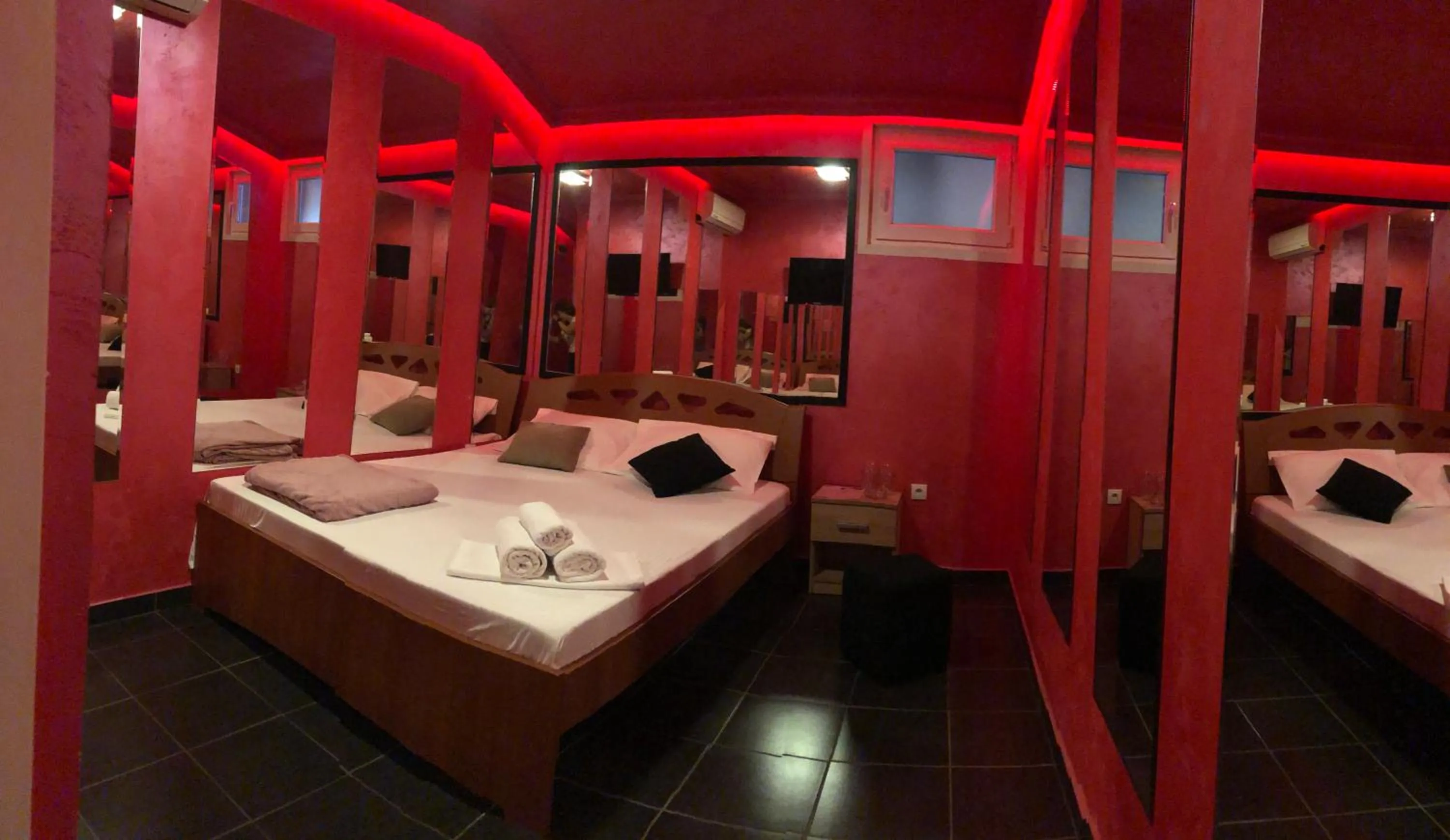 Shower, Bed in Spa Secret