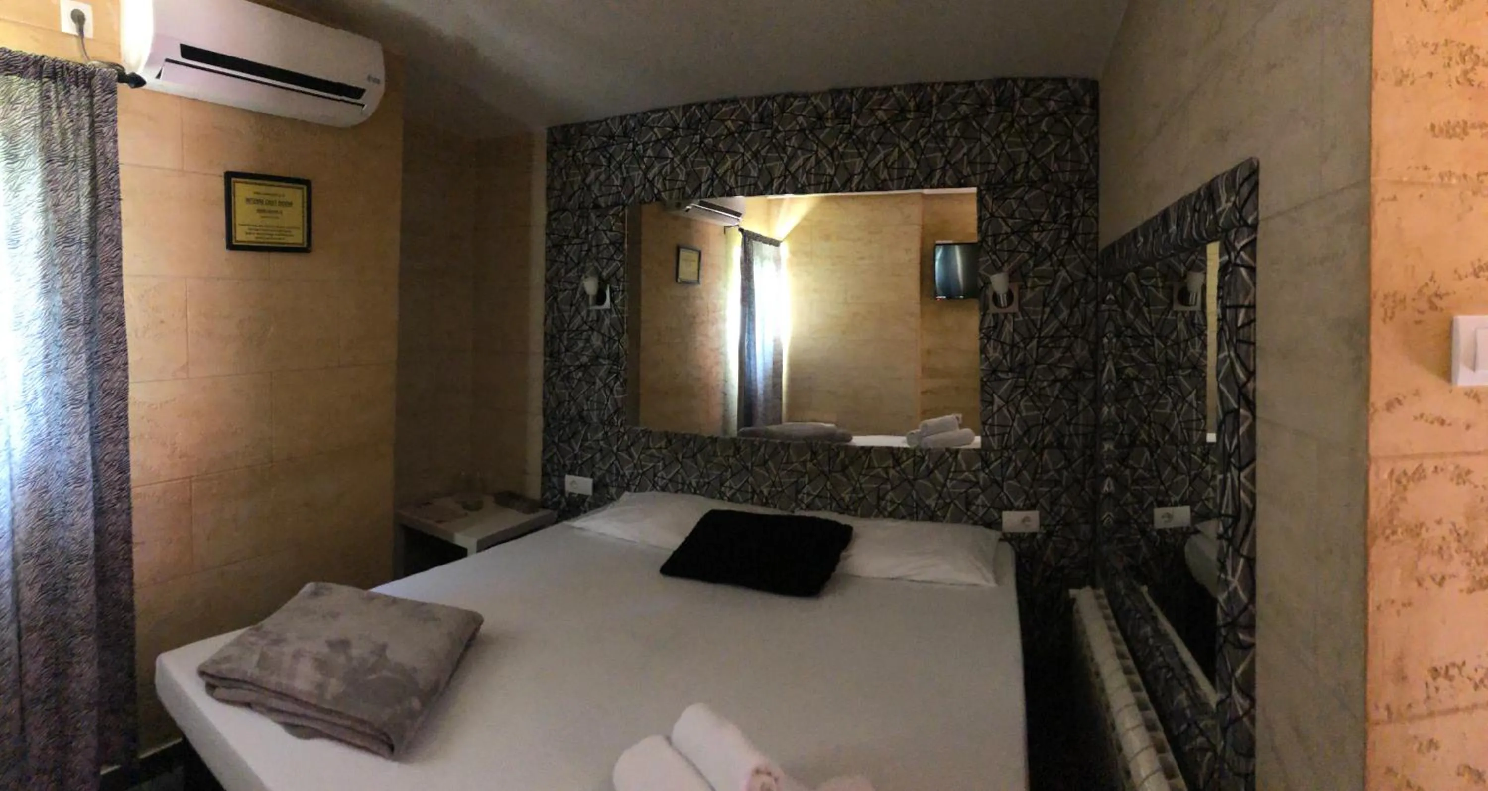 Hot Tub, Bed in Spa Secret