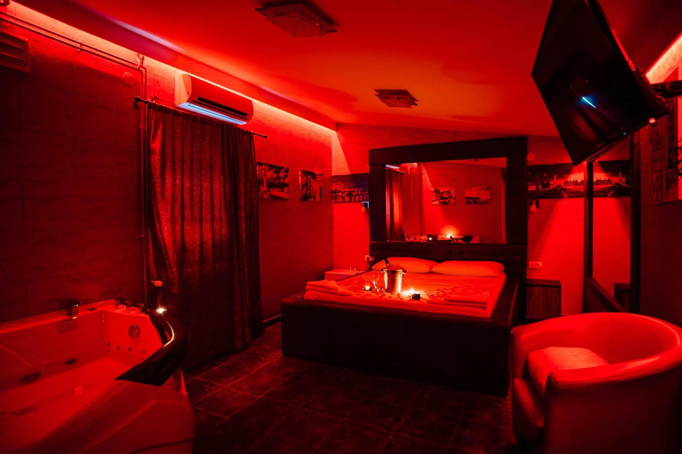 Hot Tub, Bed in Spa Secret