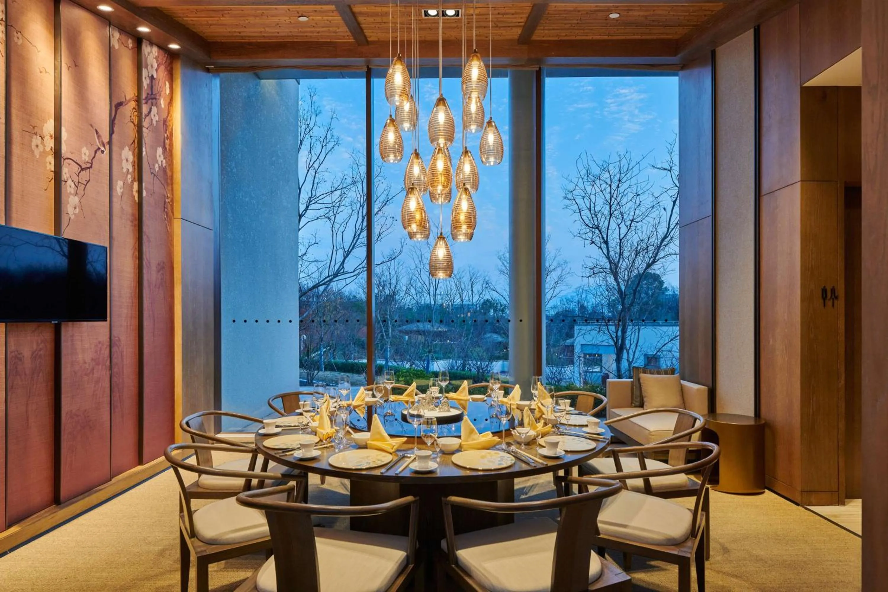 Dining area in Lushan West Sea Resort, Curio Collection by Hilton