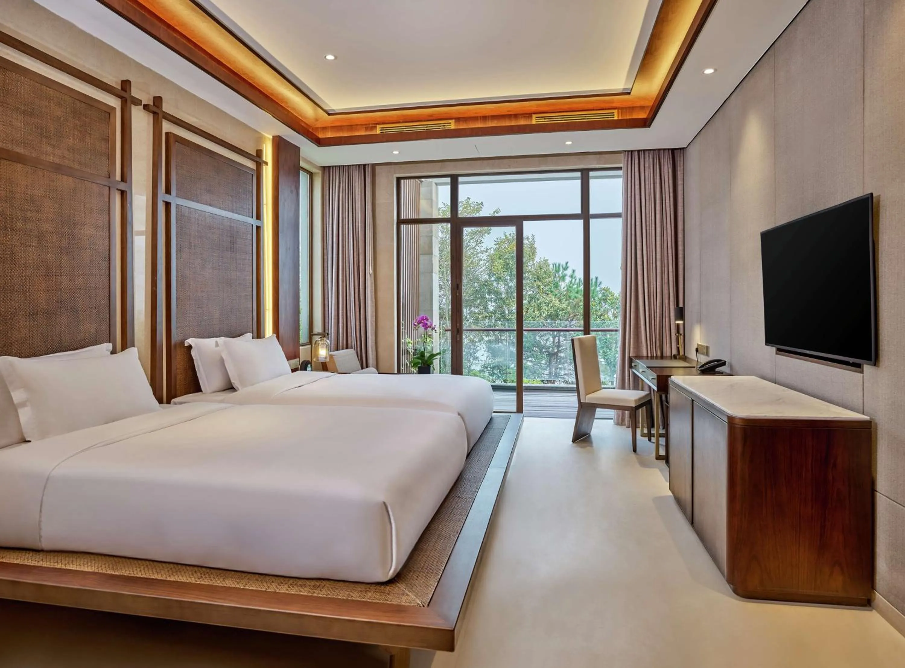 Bedroom, Bed in Lushan West Sea Resort, Curio Collection by Hilton