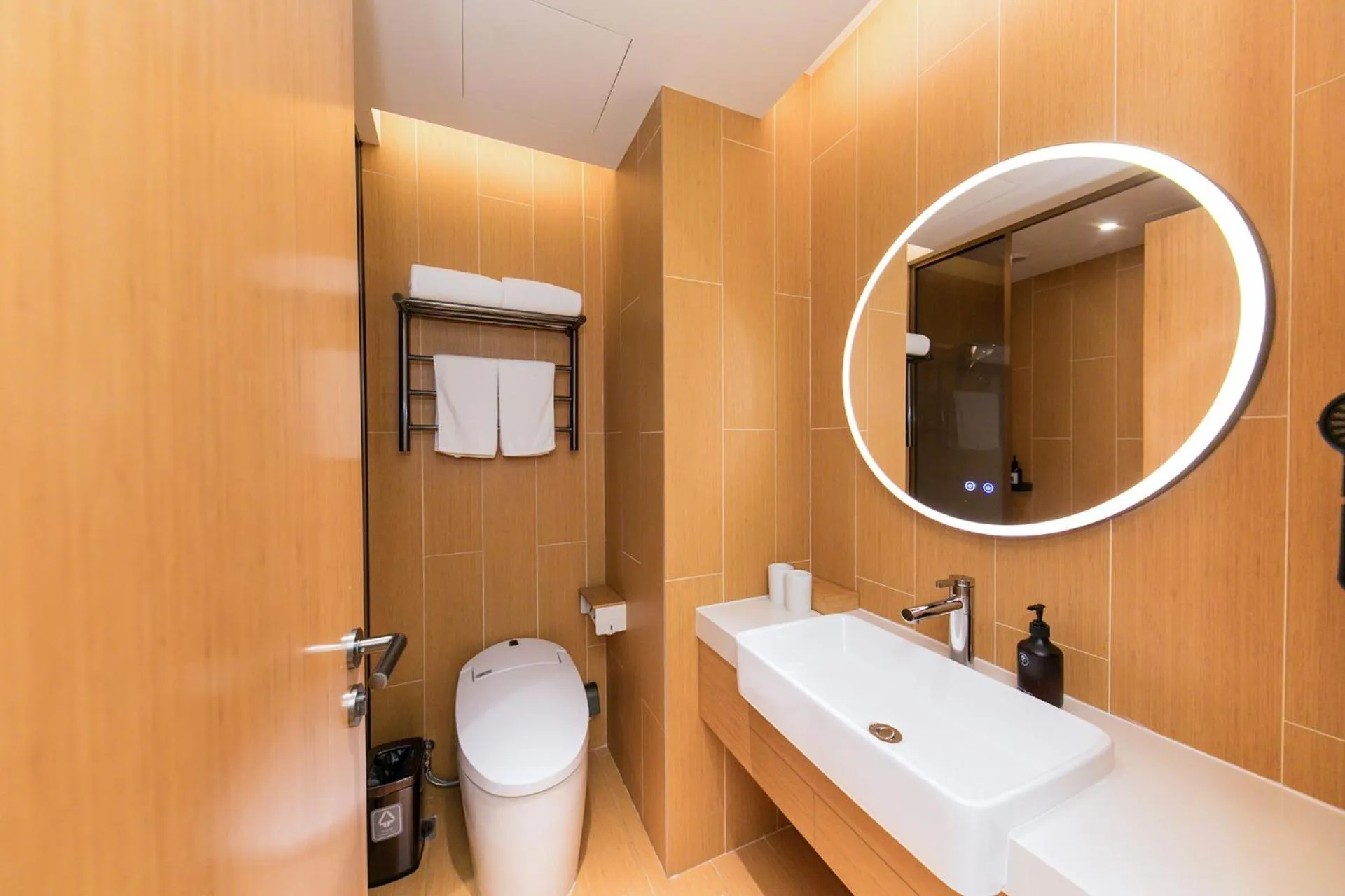 Toilet in JI Hotel Shanghai World Expo Yaohua Road