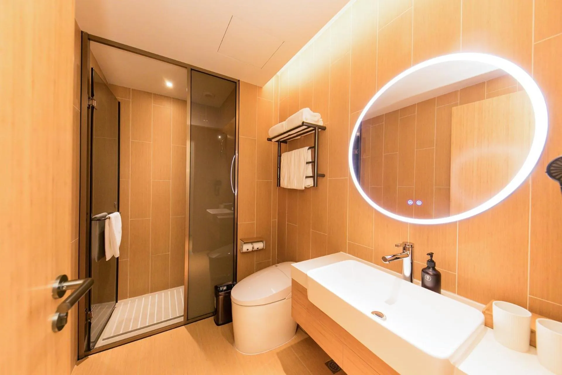 Toilet in JI Hotel Shanghai World Expo Yaohua Road