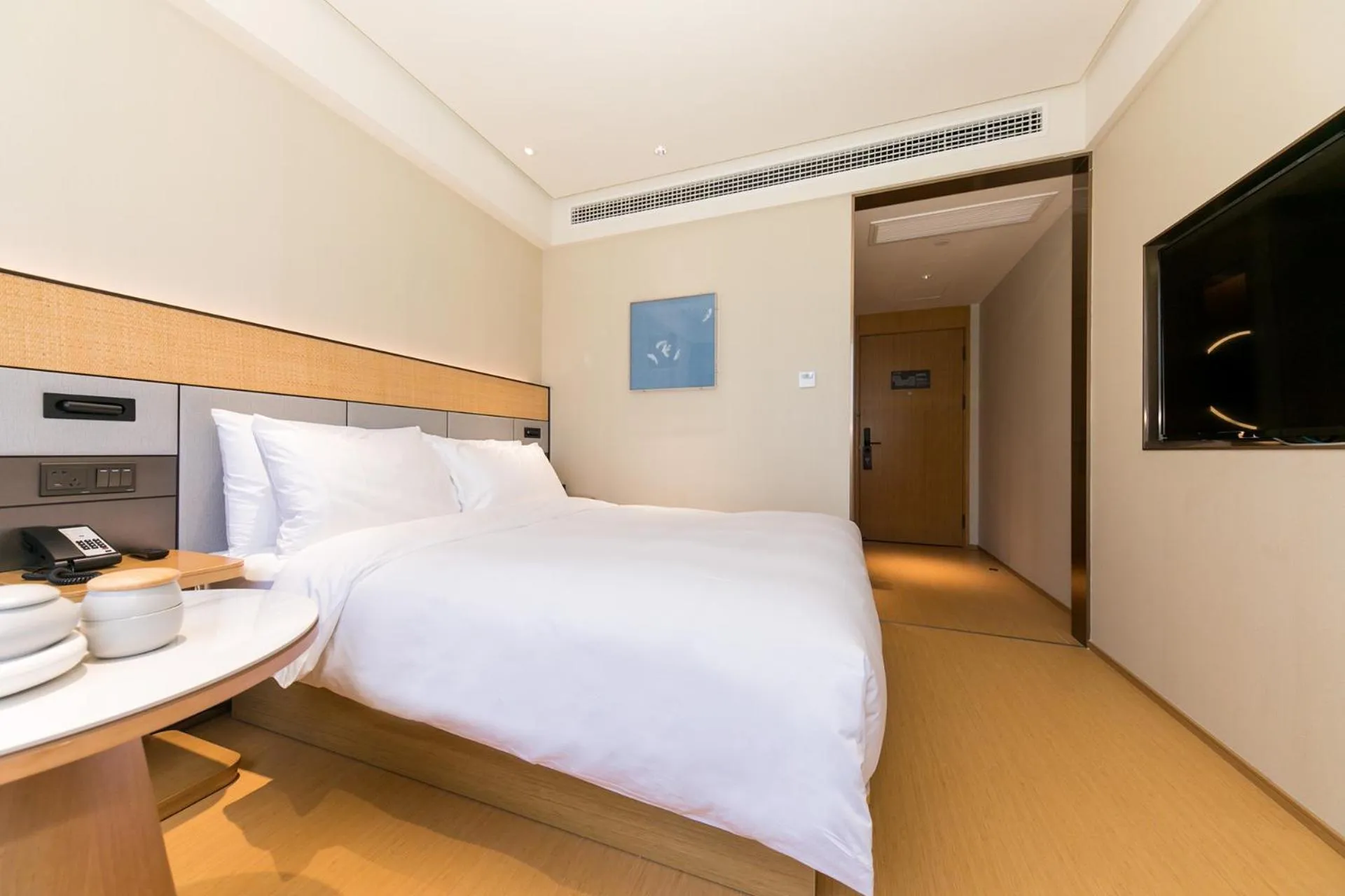 Photo of the whole room, Bed in JI Hotel Shanghai World Expo Yaohua Road