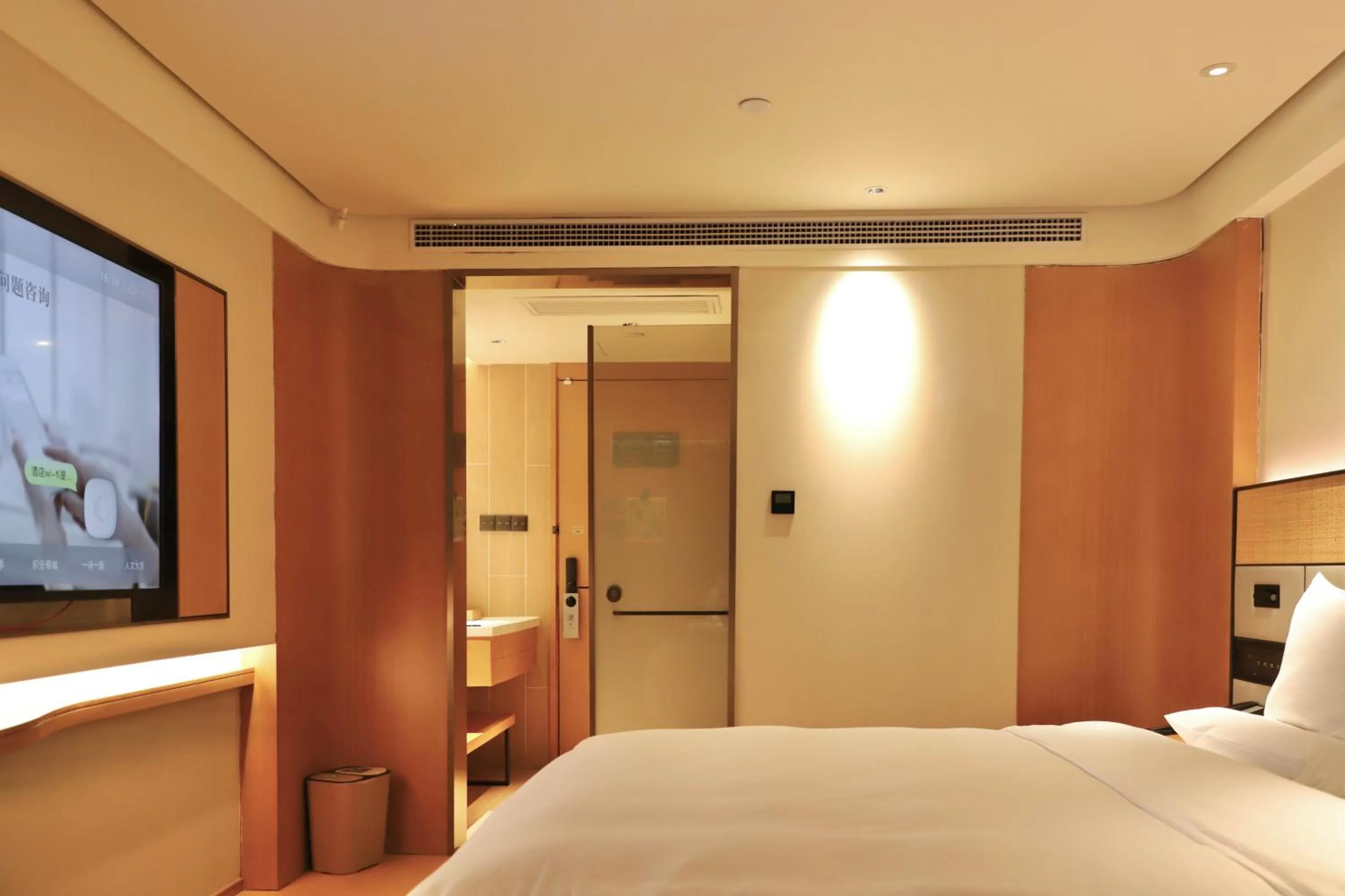 Photo of the whole room, Bed in JI Hotel (Shanghai People's Square Middle Fujian Road)