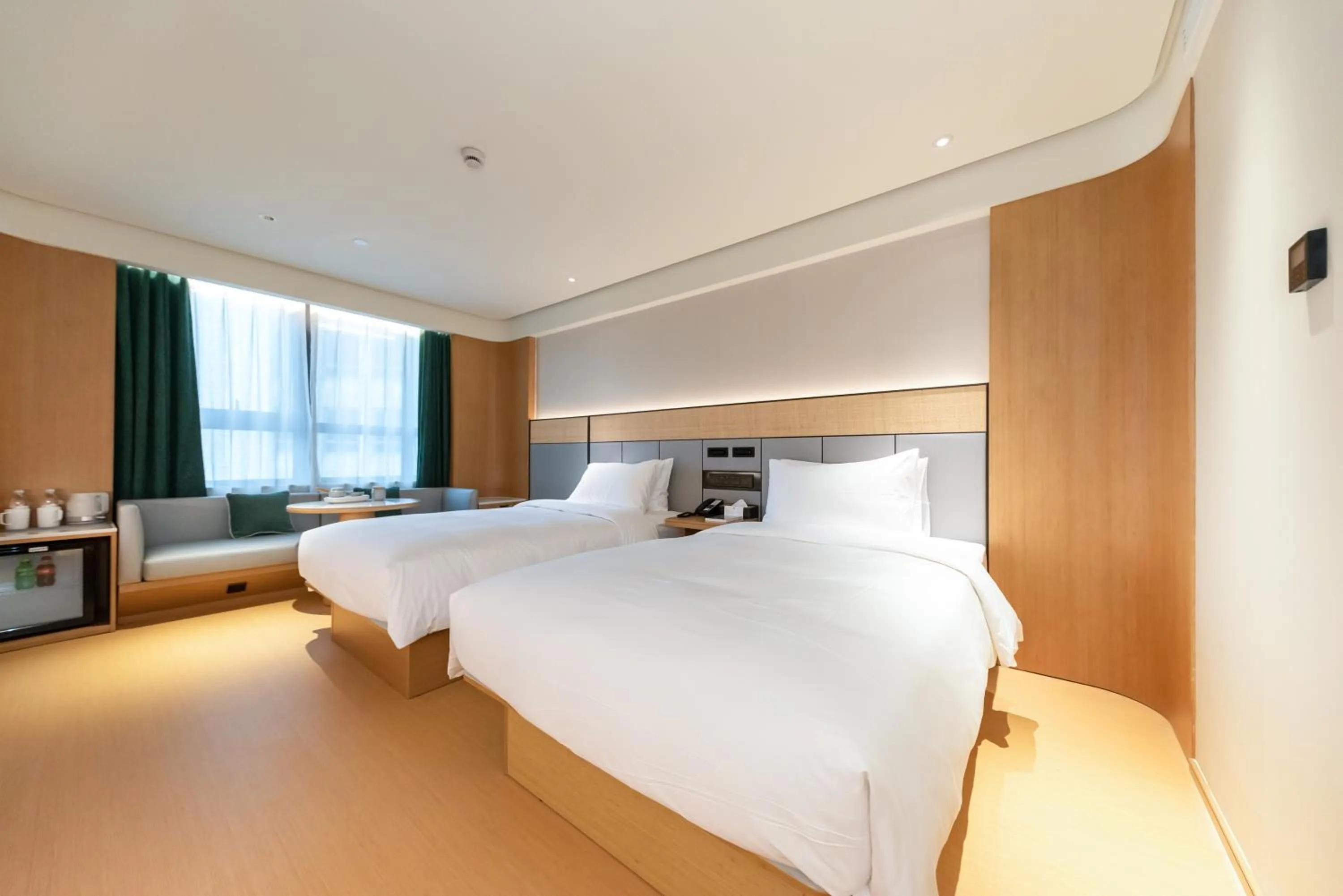 Photo of the whole room, Bed in JI Hotel (Shanghai People's Square Middle Fujian Road)