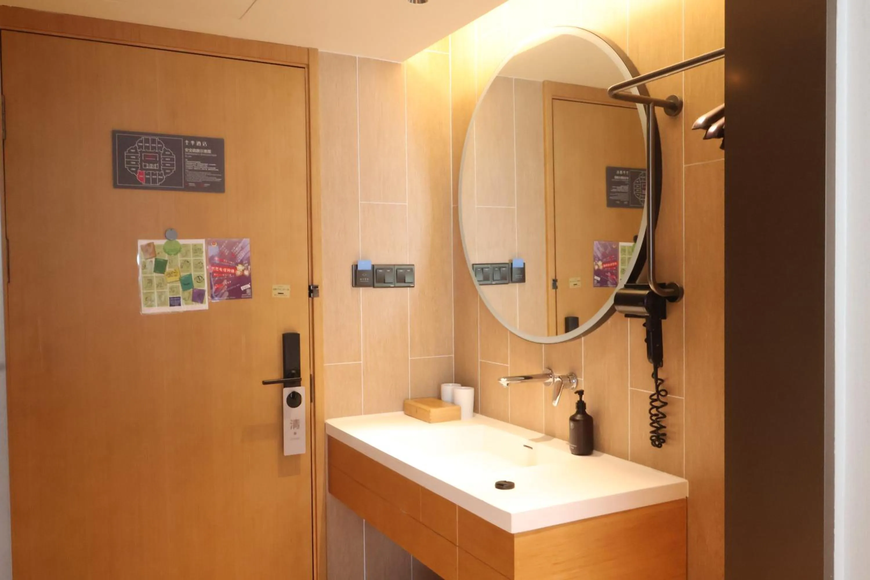 Shower in JI Hotel (Shanghai People's Square Middle Fujian Road)