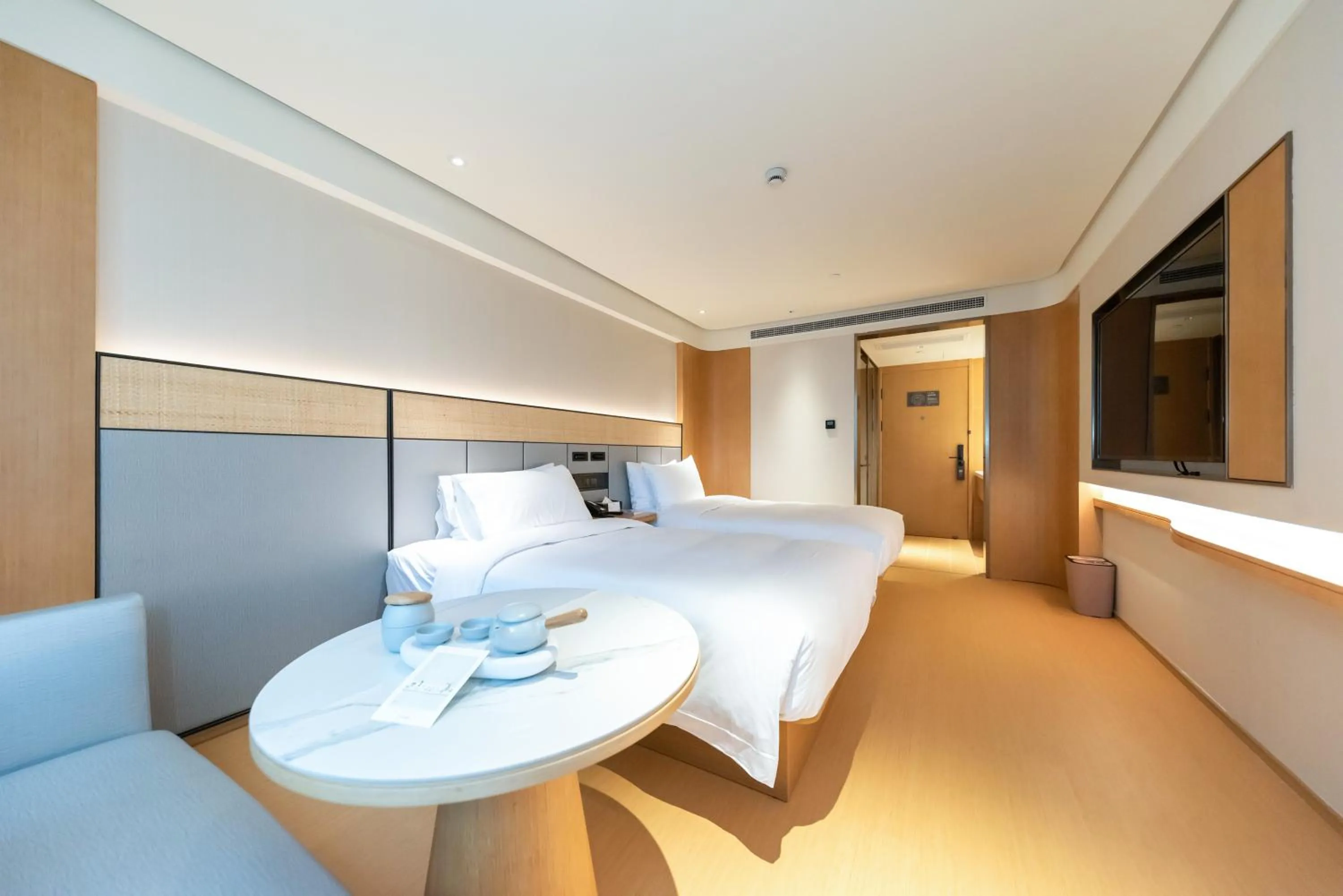 Photo of the whole room, Bed in JI Hotel (Shanghai People's Square Middle Fujian Road)