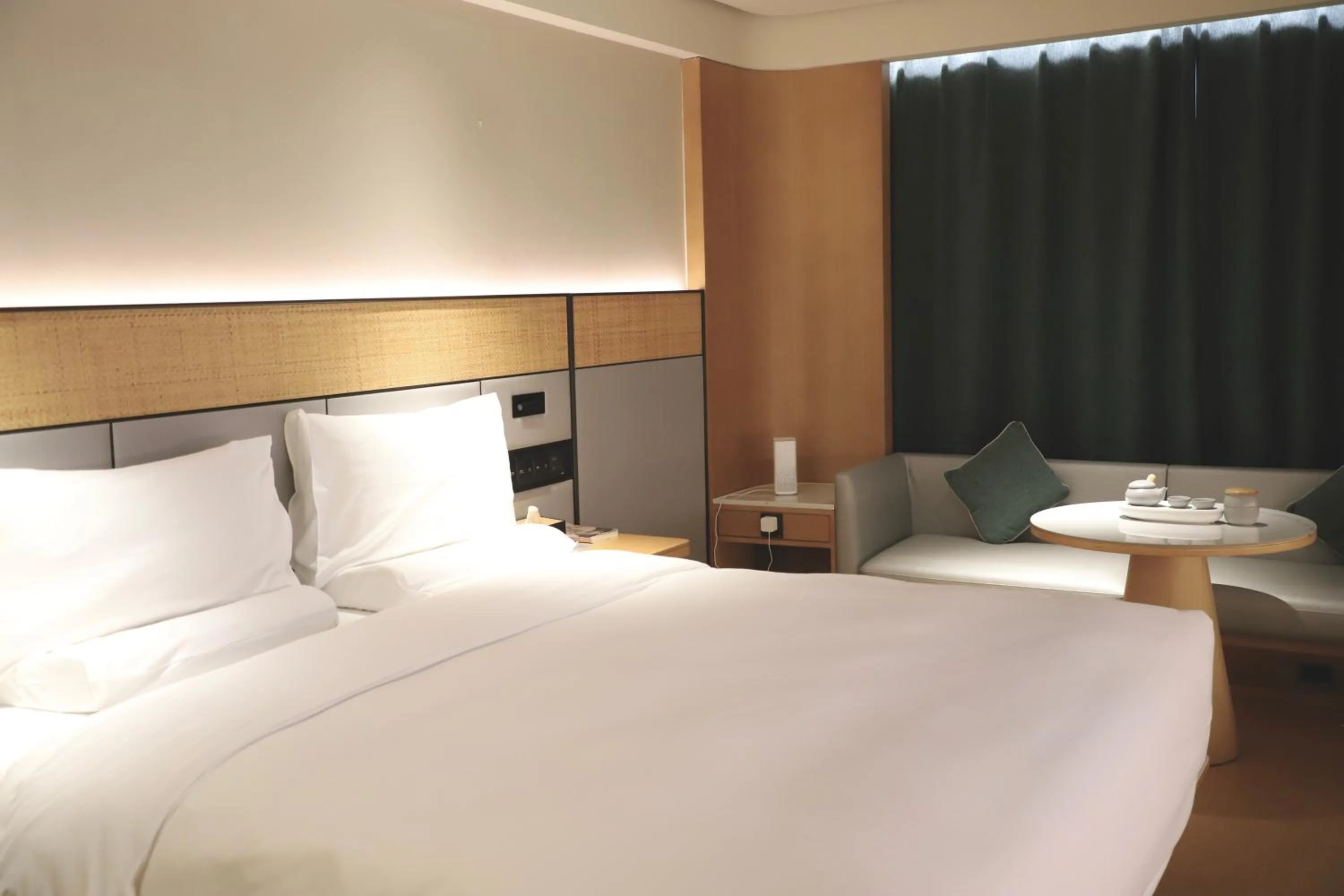 Photo of the whole room, Bed in JI Hotel (Shanghai People's Square Middle Fujian Road)