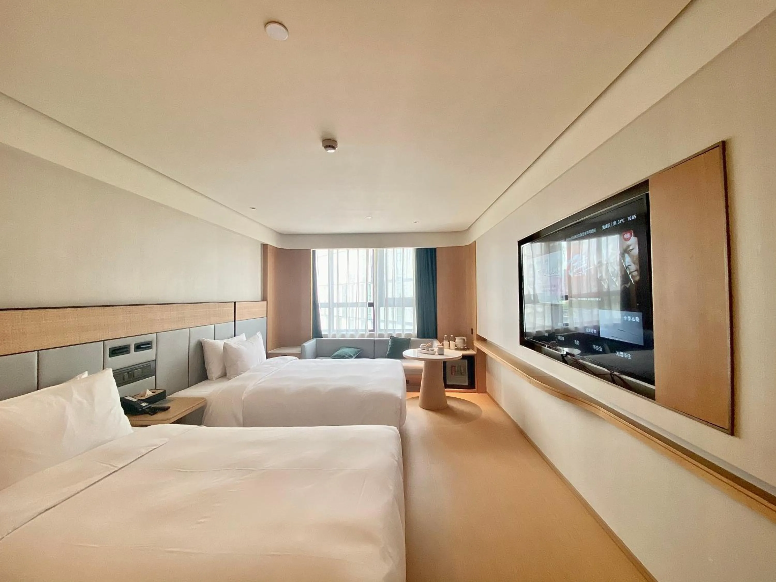 Toilet, Bed in JI Hotel (Shanghai People's Square Middle Fujian Road)