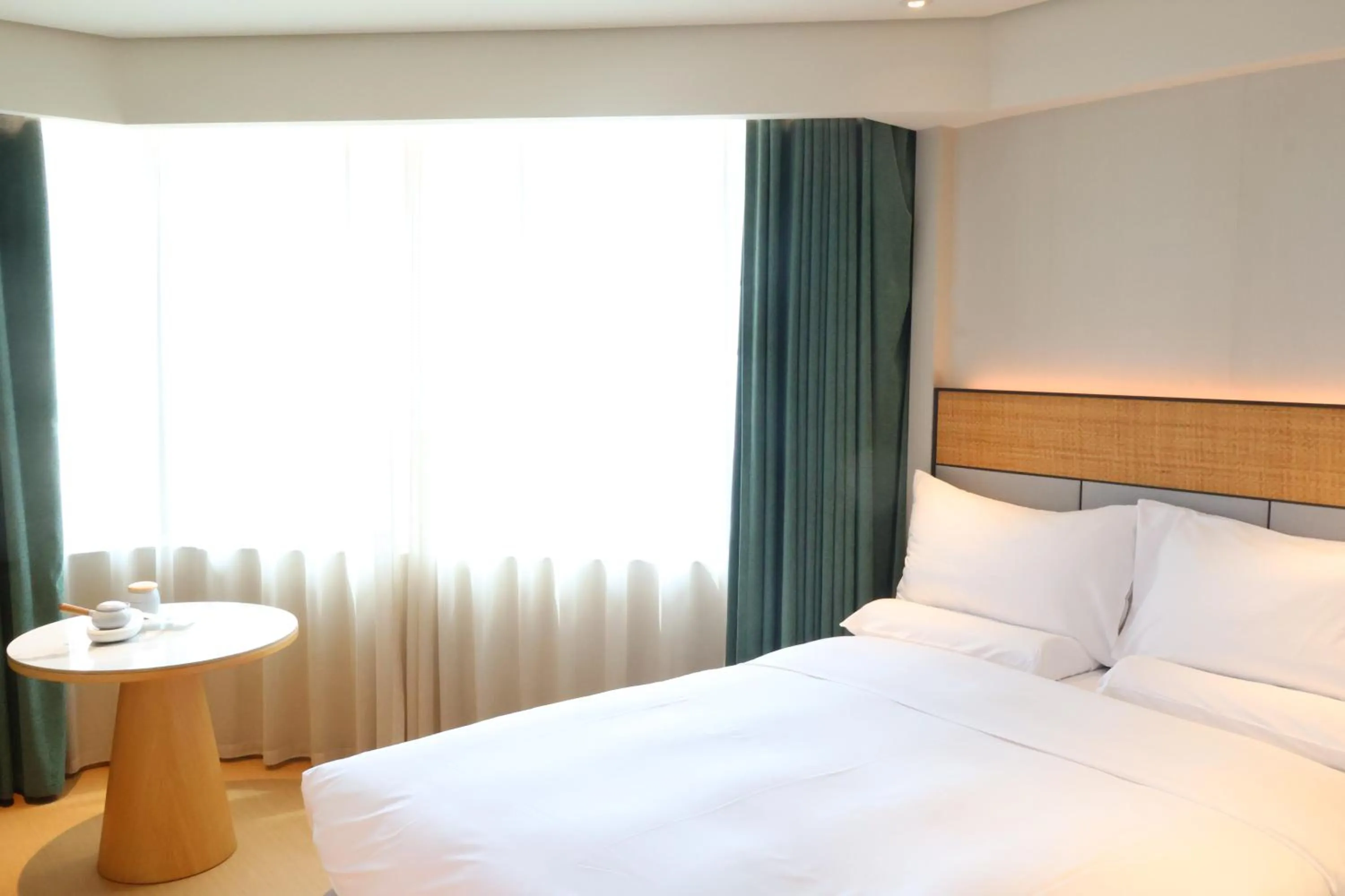 Photo of the whole room, Bed in JI Hotel (Shanghai People's Square Middle Fujian Road)