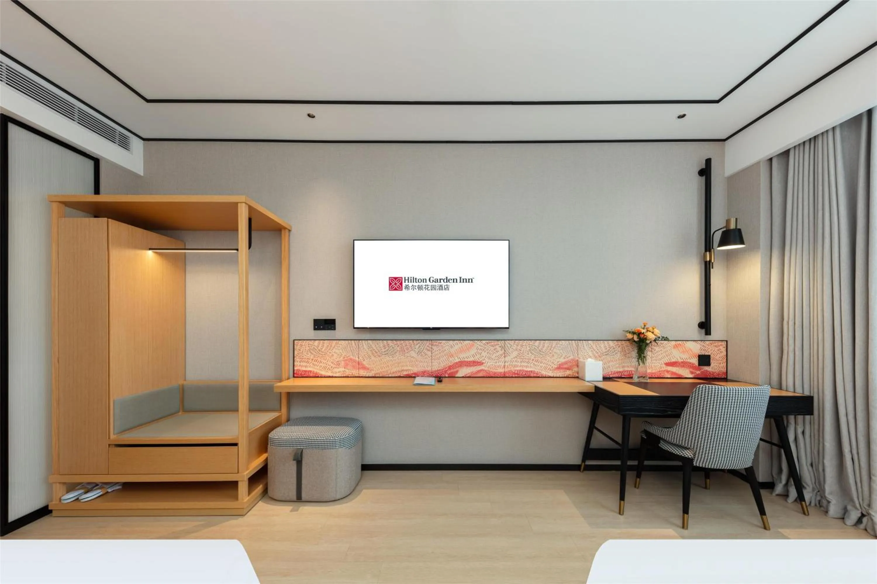 Bedroom, Bed in Hilton Garden Inn Shanghai Jiading