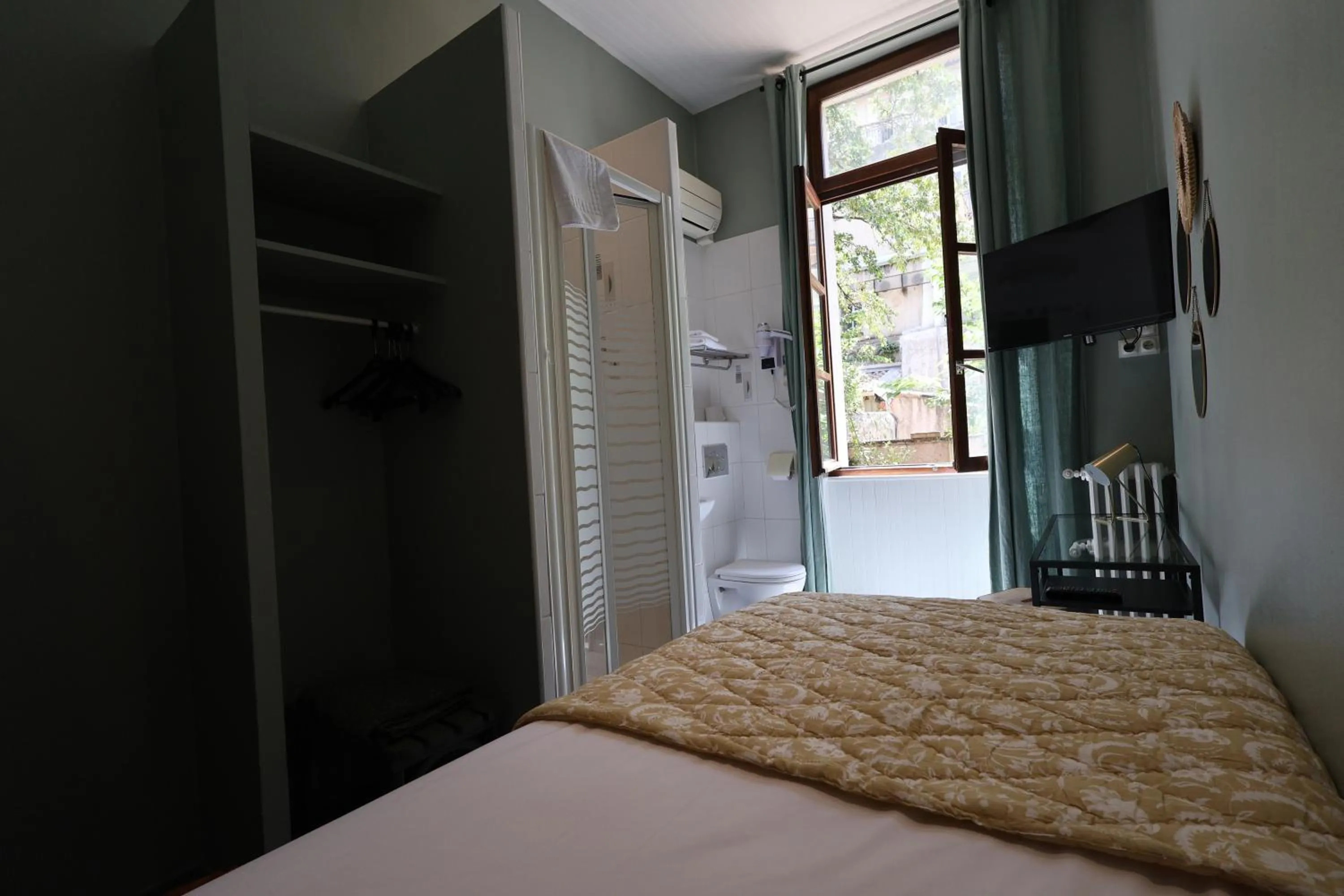 TV and multimedia, Bed in Boutique Hôtel Azur