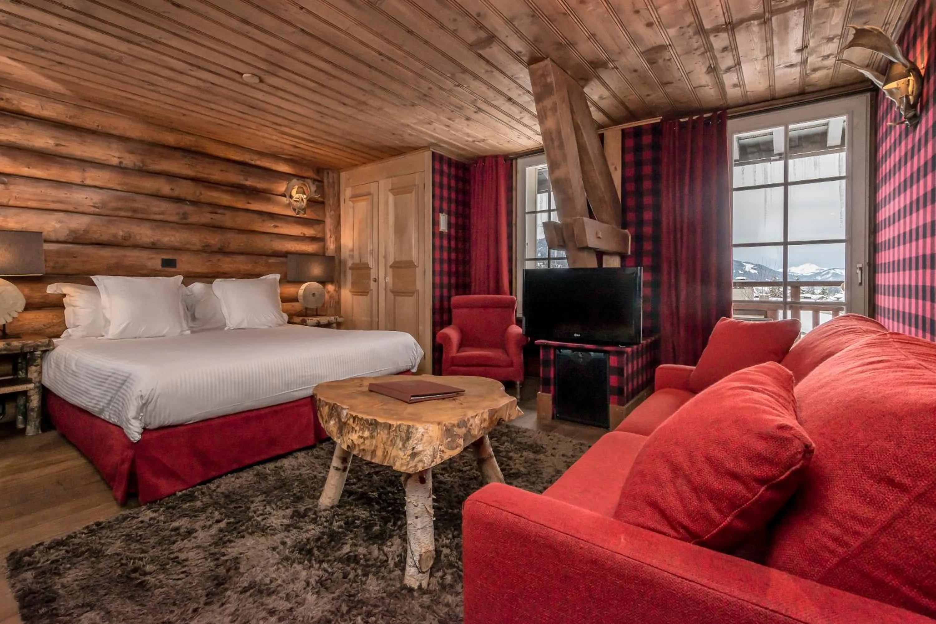 Photo of the whole room, Bed in Lodge Park