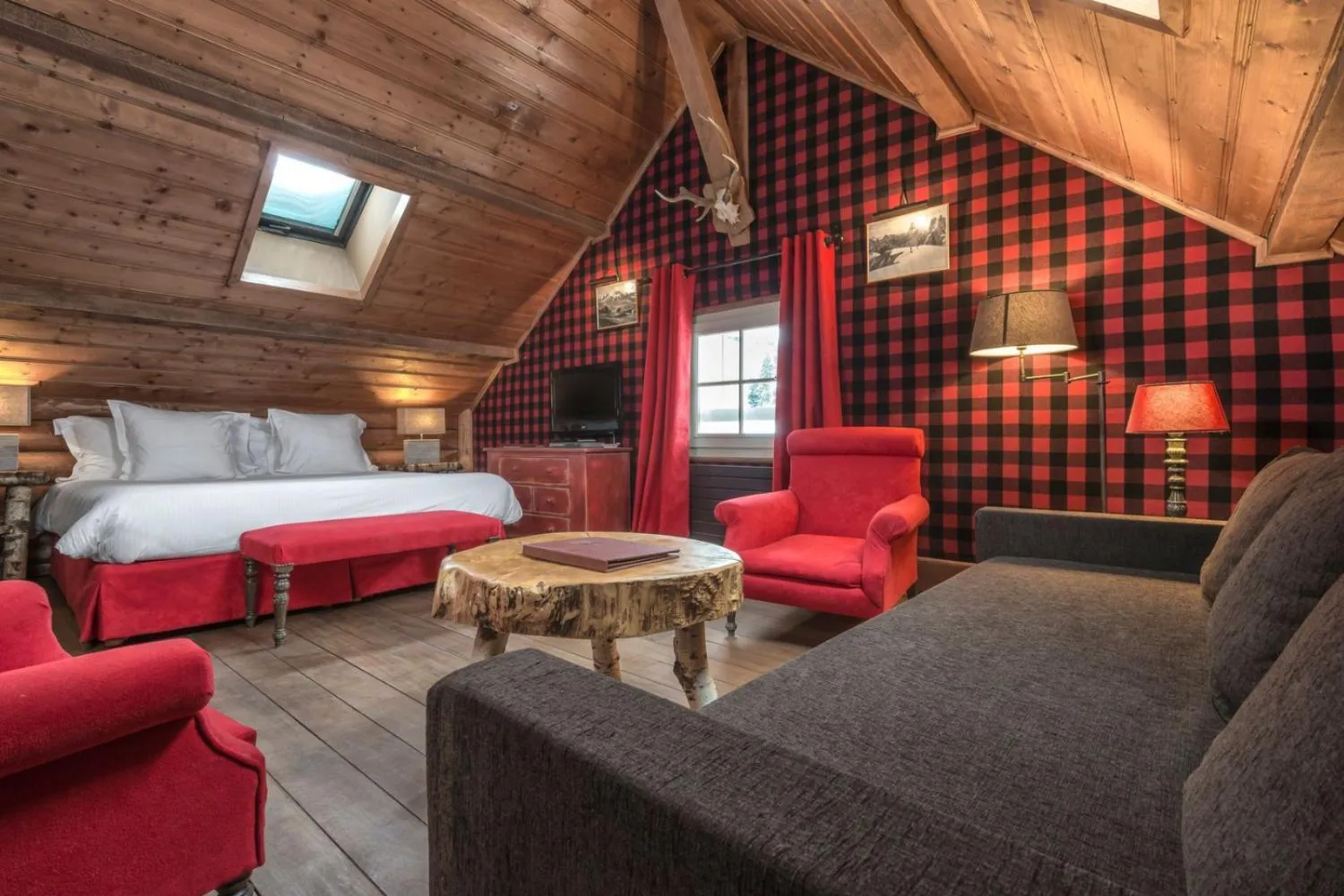 Photo of the whole room, Bed in Lodge Park