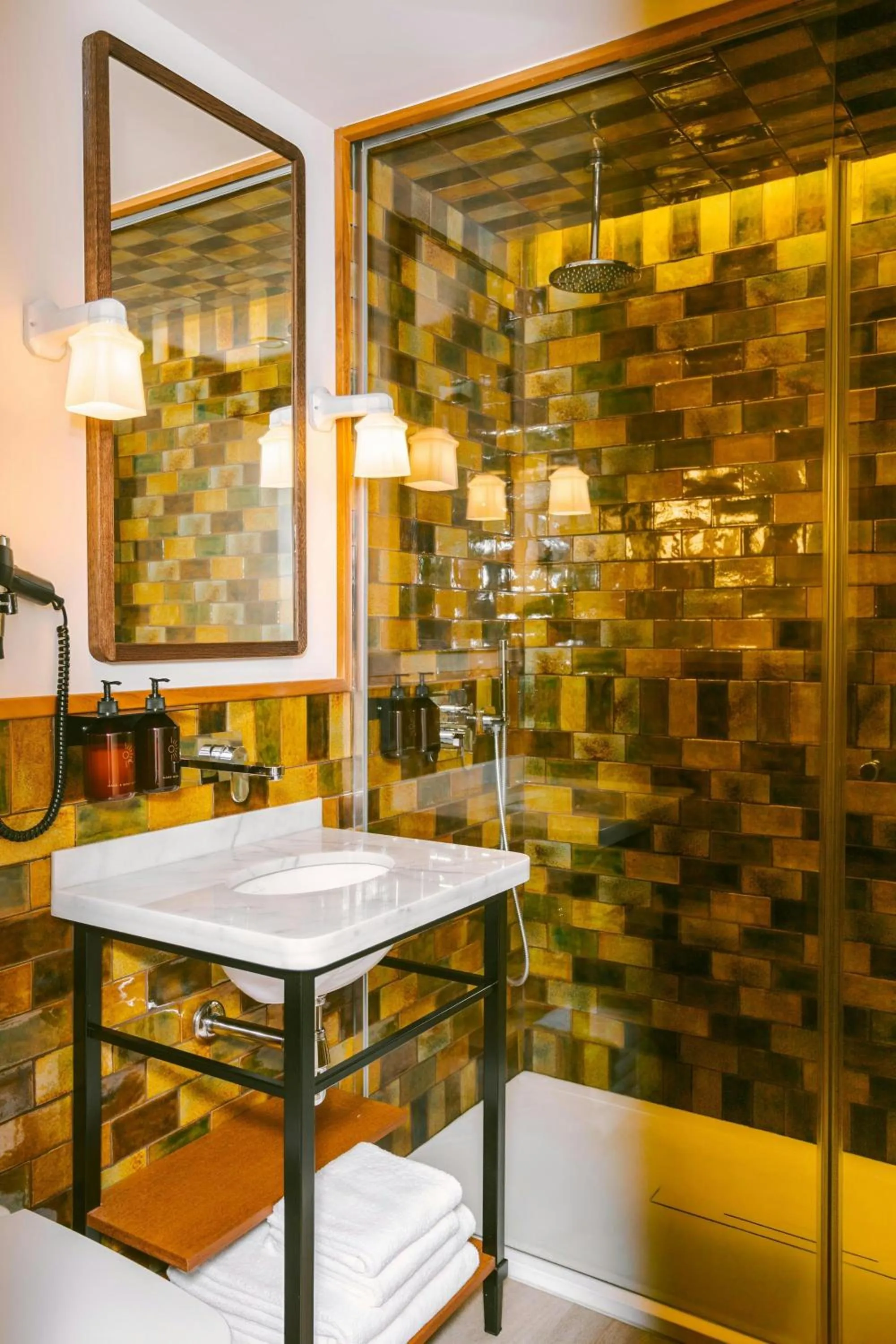 Bathroom in Casa Luz Hotel Plaça Universitat, Sonder by Marriott Bonvoy