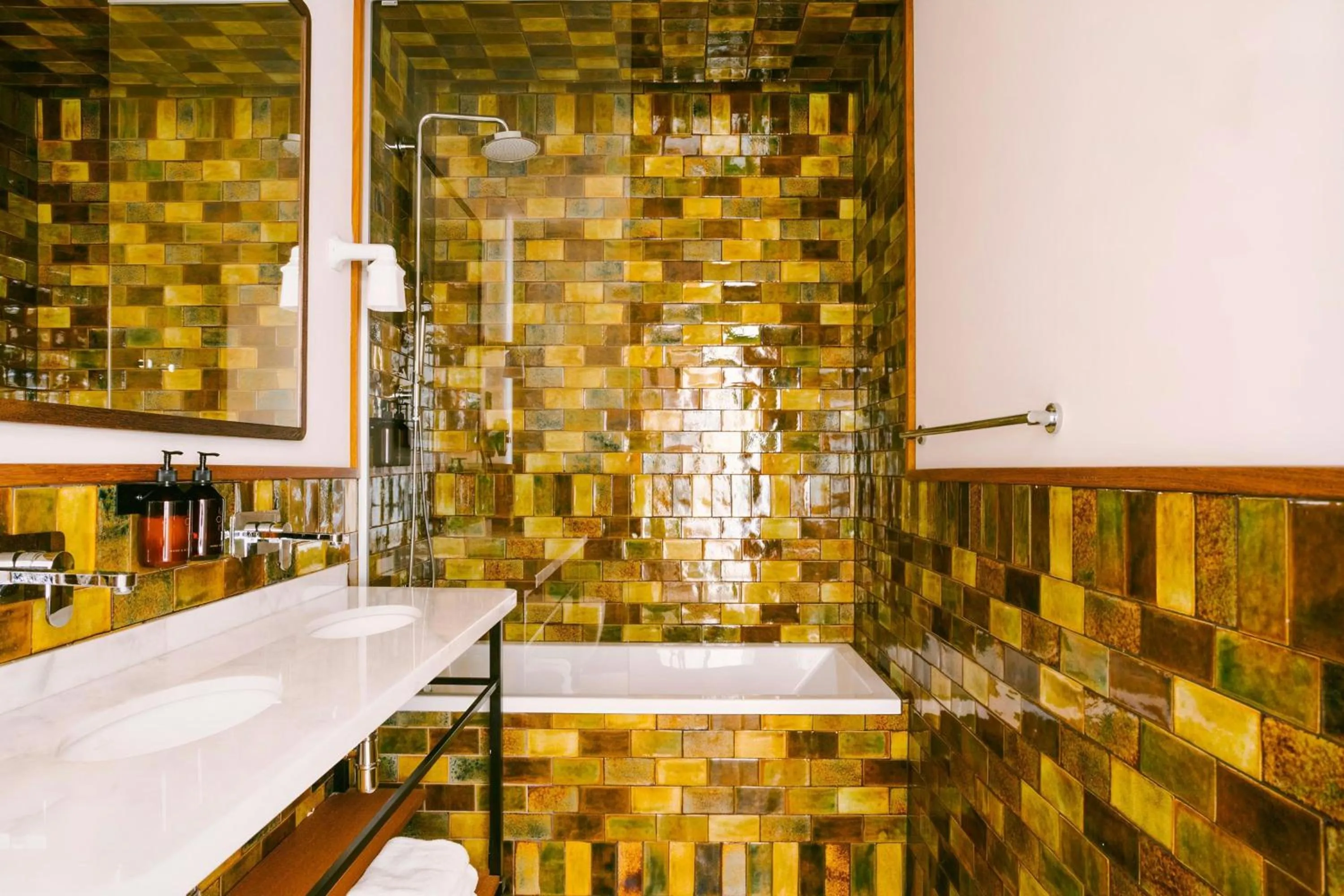 Bathroom in Casa Luz Hotel Plaça Universitat, Sonder by Marriott Bonvoy