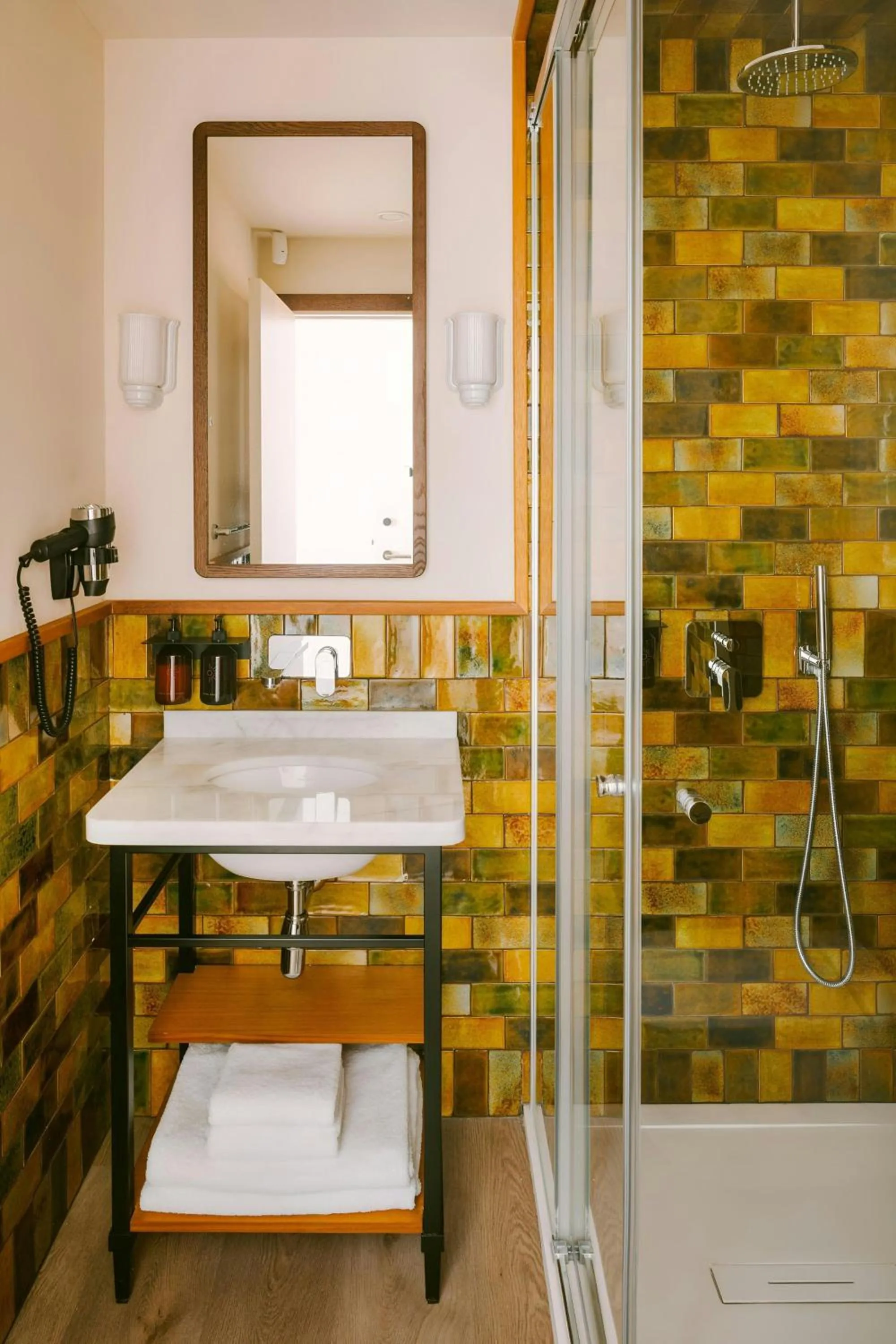 Bathroom in Casa Luz Hotel Plaça Universitat, Sonder by Marriott Bonvoy