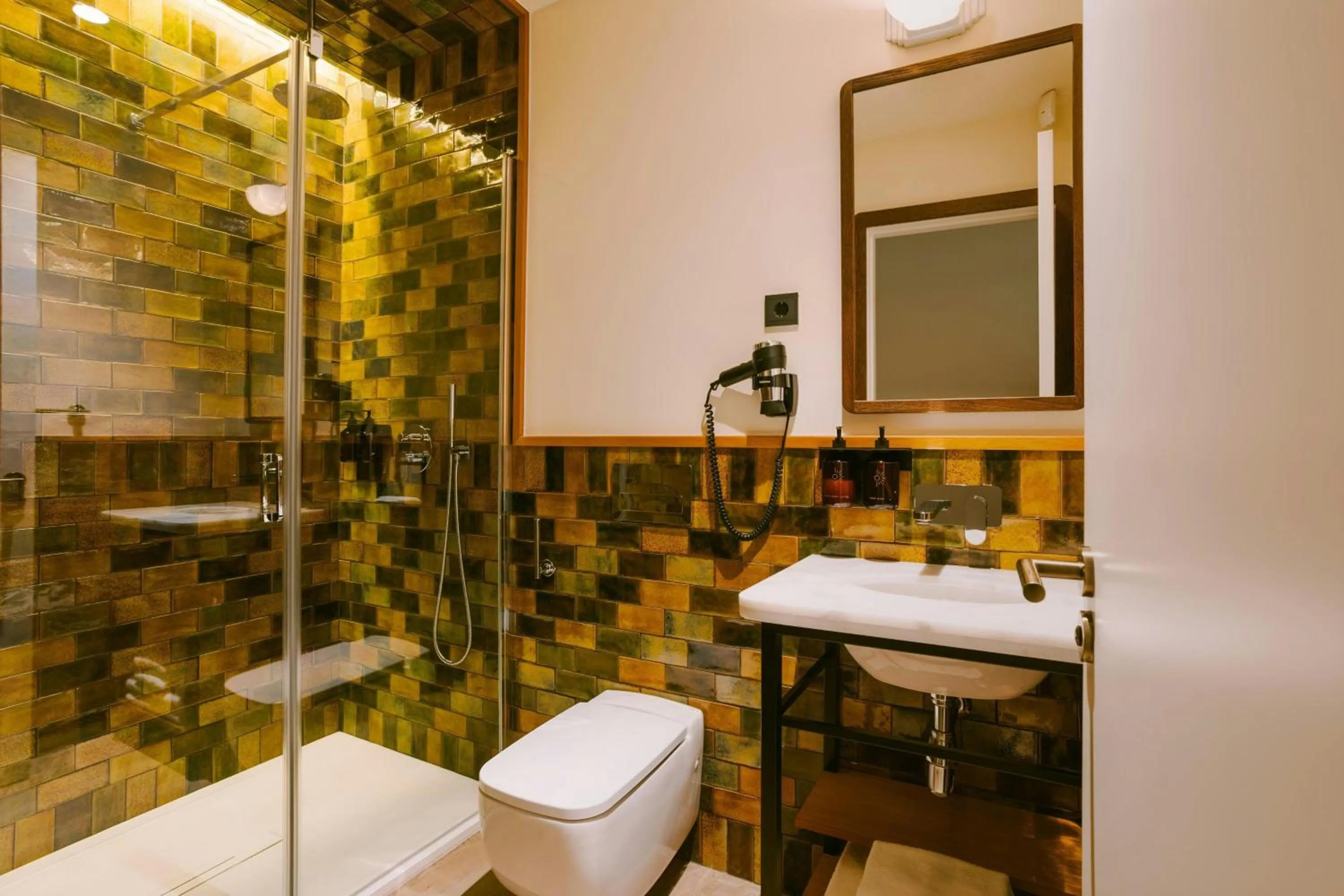 Bathroom in Casa Luz Hotel Plaça Universitat, Sonder by Marriott Bonvoy