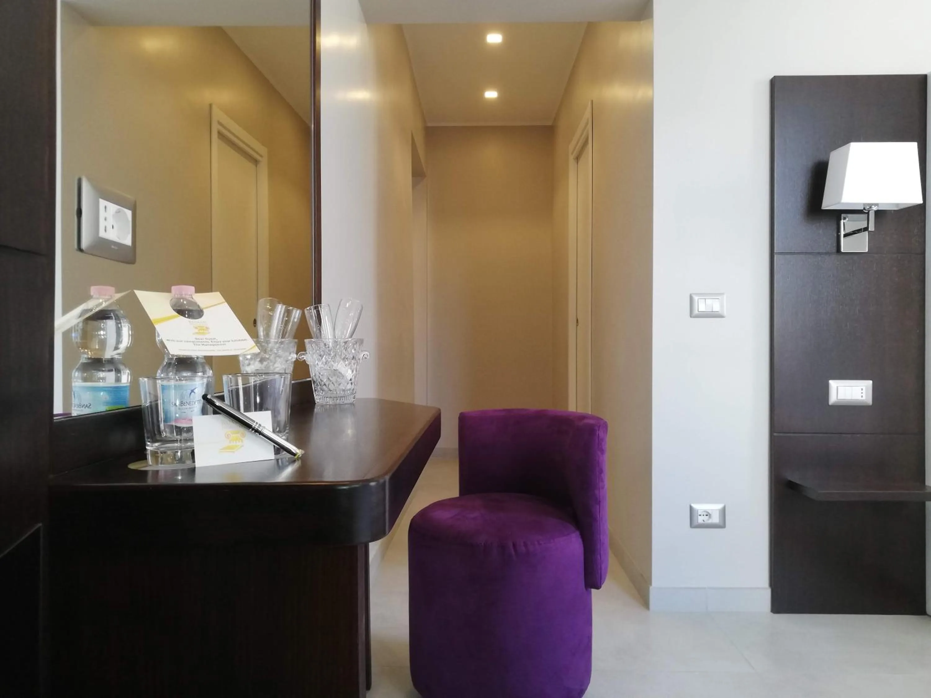 Photo of the whole room in Roman Holidays Boutique