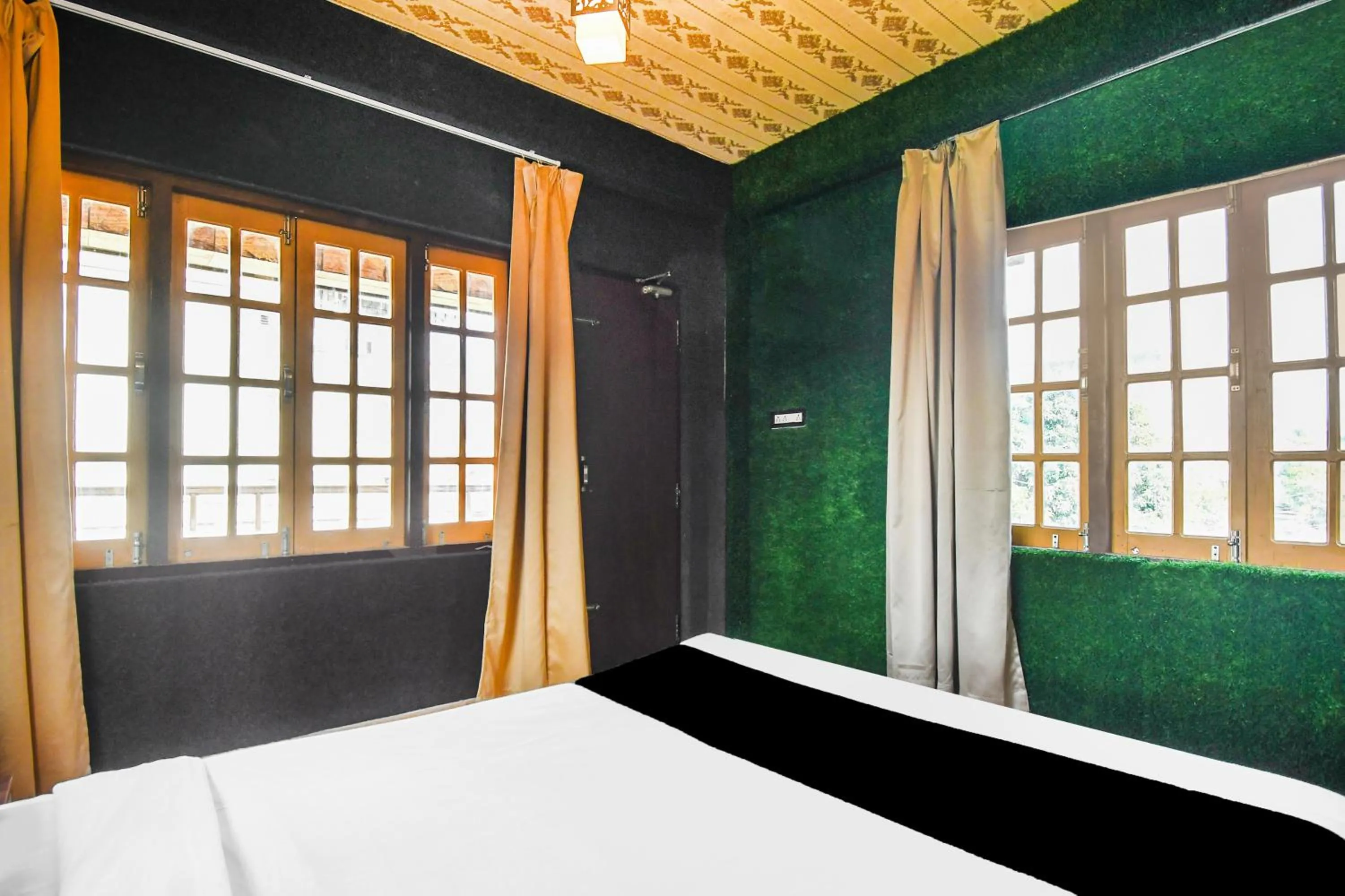Bedroom, Bed in Super Hotel O Champasari Siliguri formerly Four Fox Suits