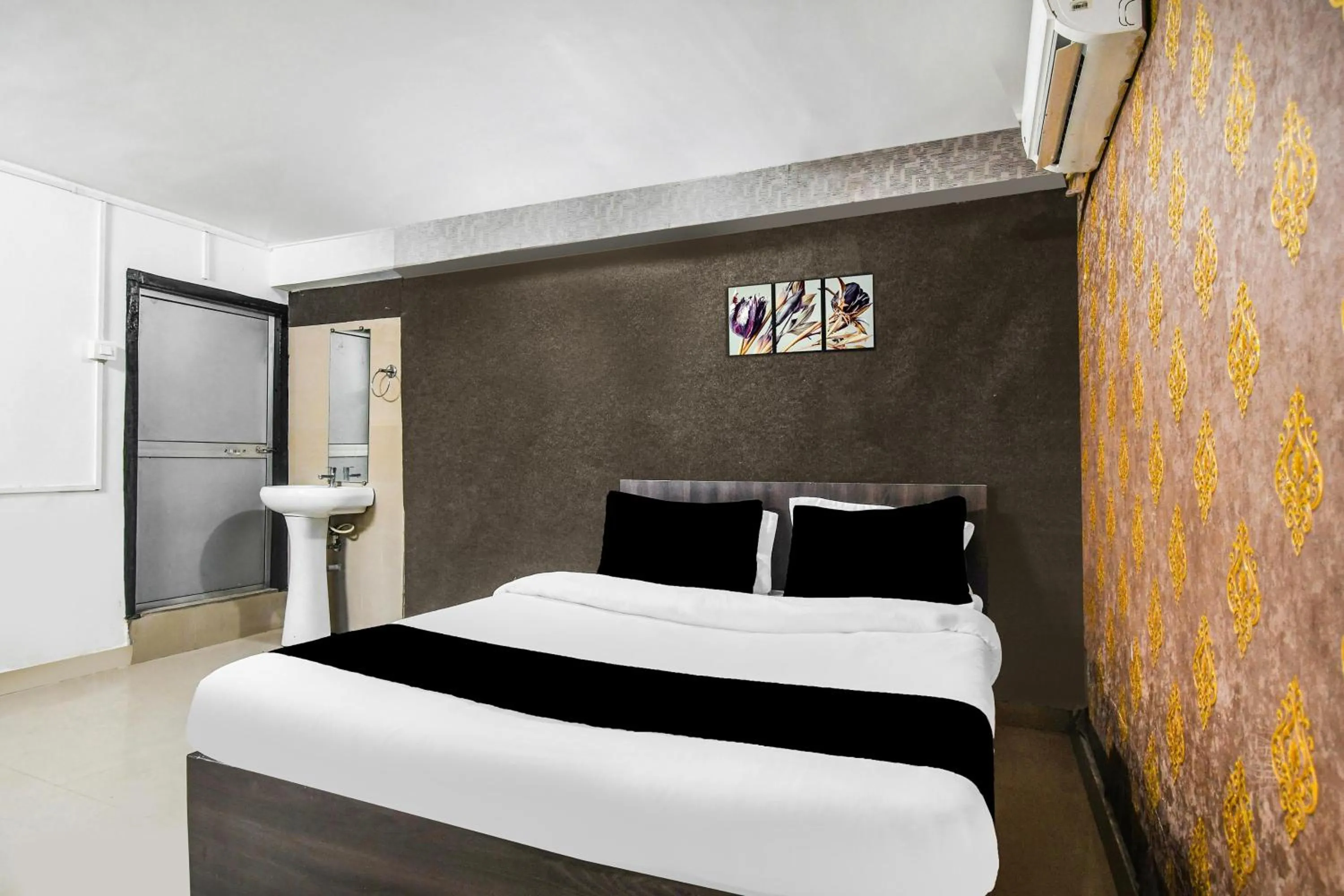 Bedroom, Bed in Super Hotel O Champasari Siliguri formerly Four Fox Suits
