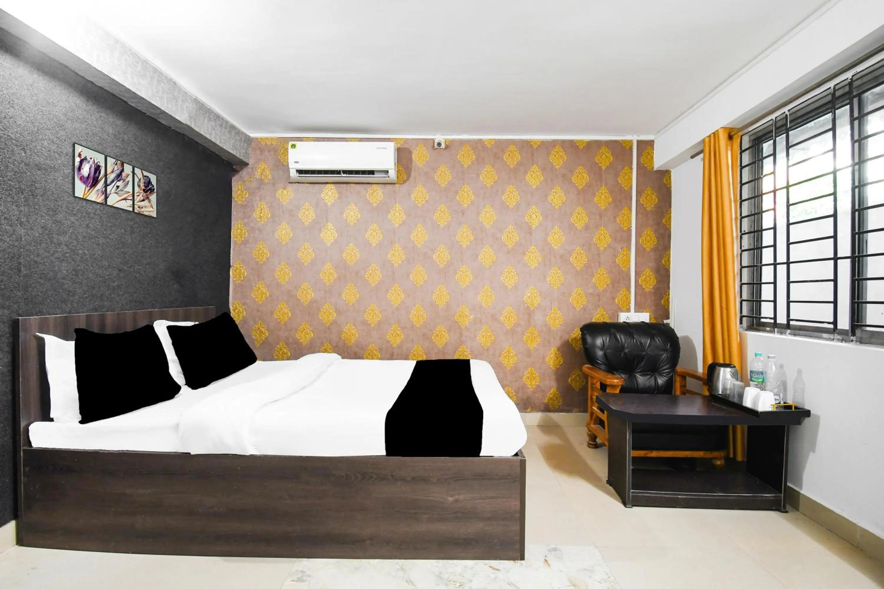 Bedroom, Bed in Super Hotel O Champasari Siliguri formerly Four Fox Suits
