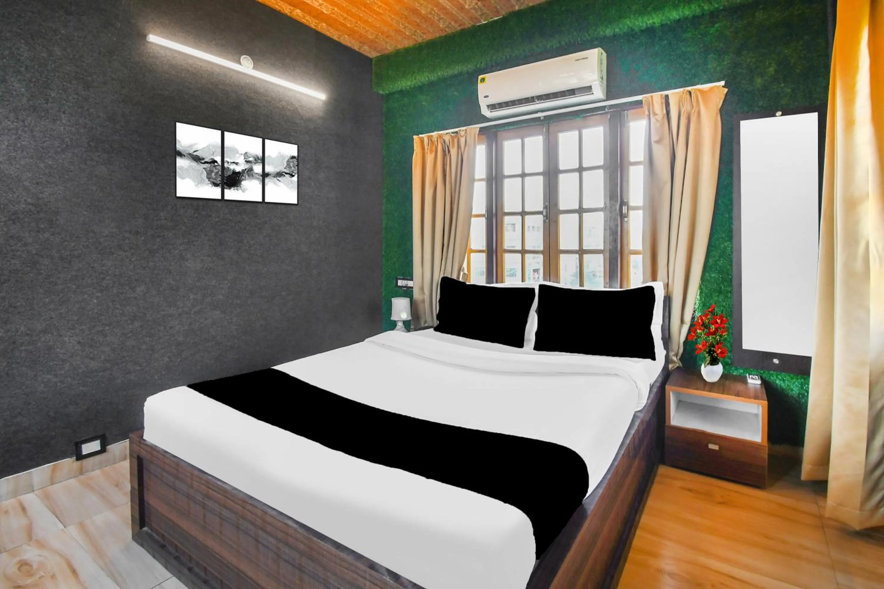 Bedroom, Bed in Super Hotel O Champasari Siliguri formerly Four Fox Suits