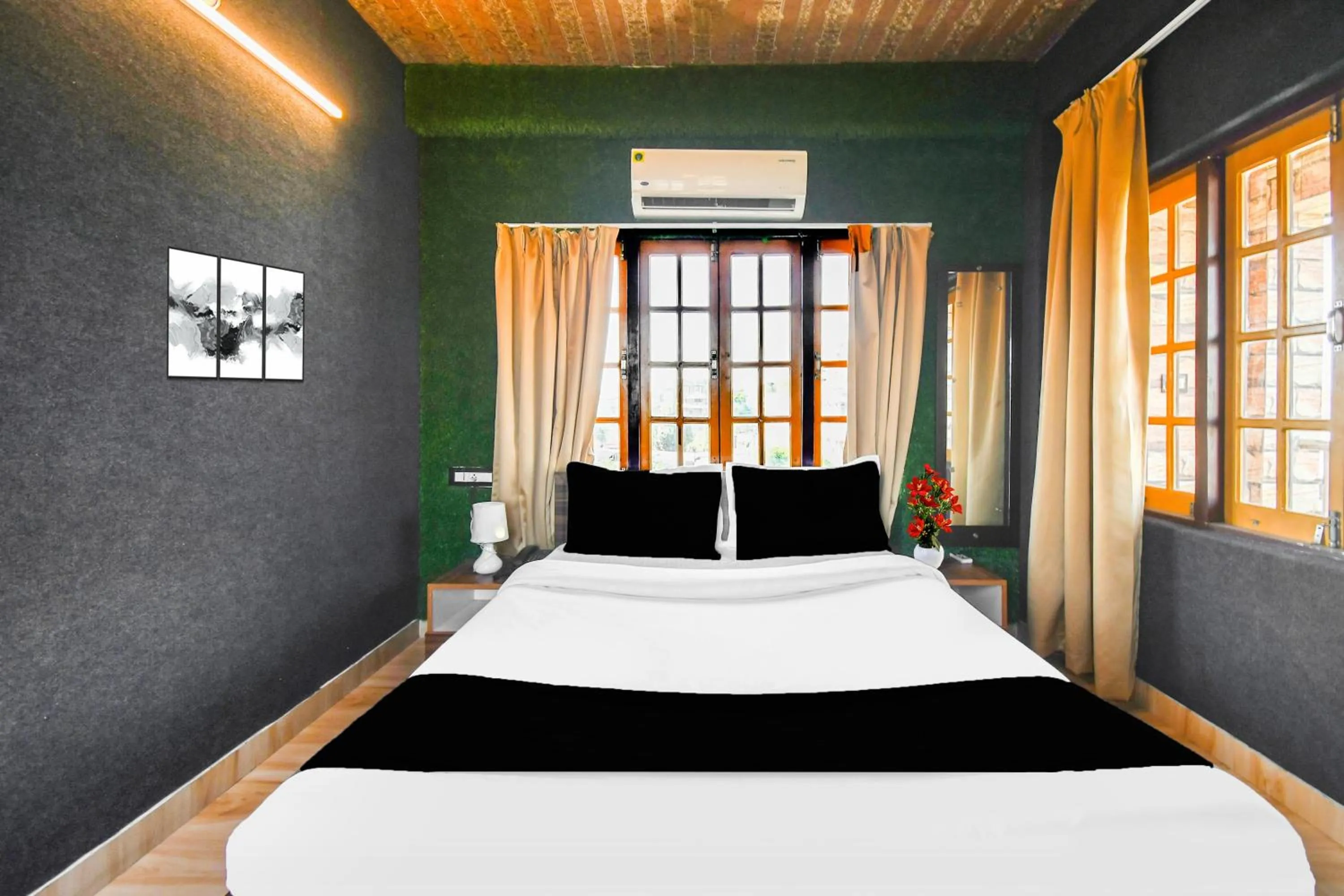 Bedroom, Bed in Super Hotel O Champasari Siliguri formerly Four Fox Suits