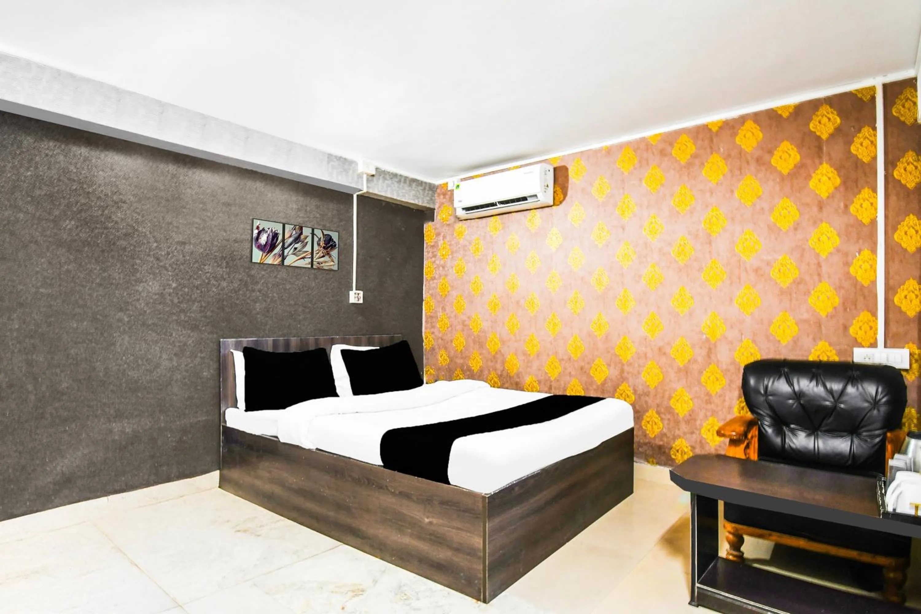 Bedroom, Bed in Super Hotel O Champasari Siliguri formerly Four Fox Suits