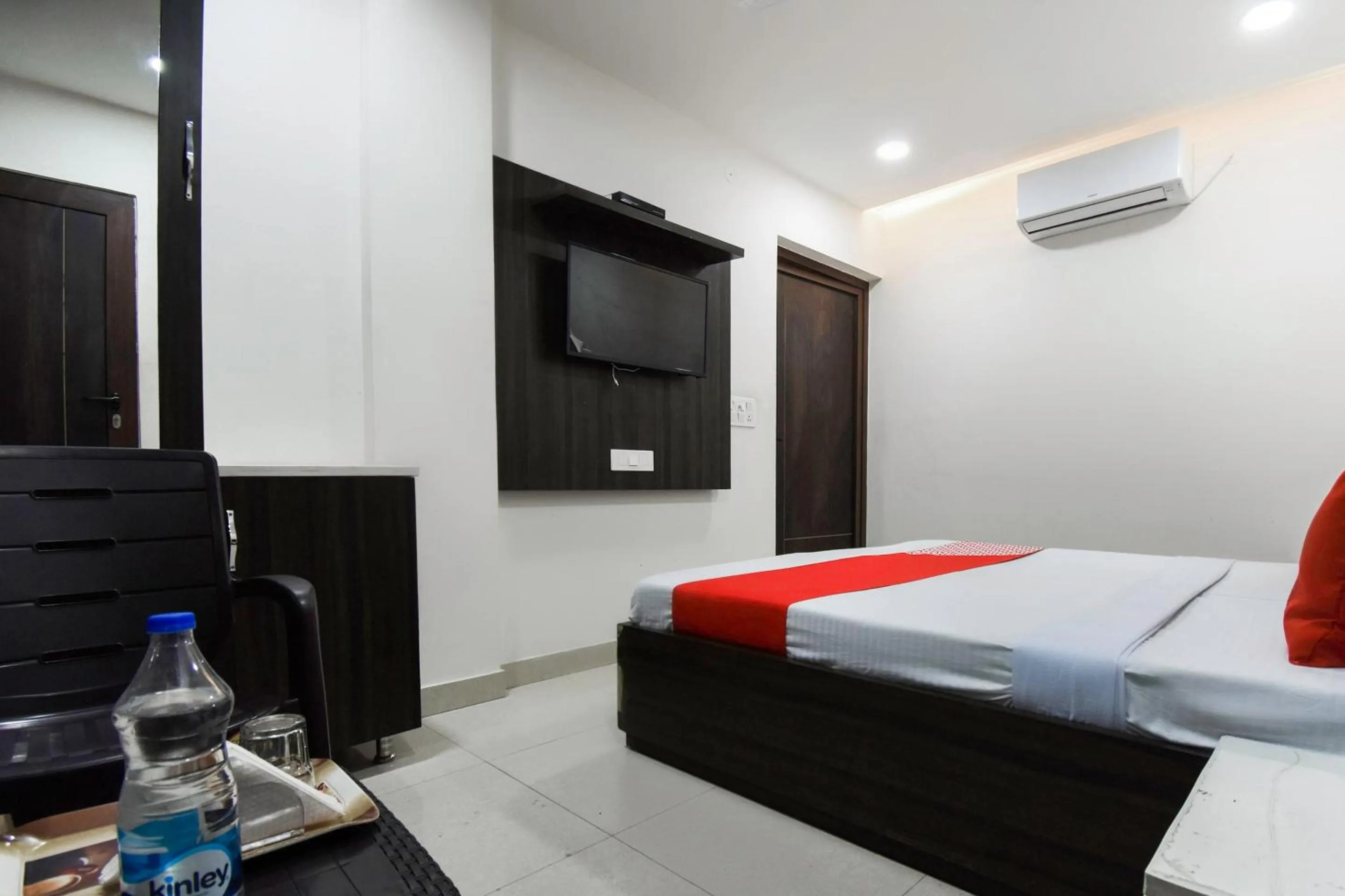 Bedroom in Hotel O Shangri-la-inn