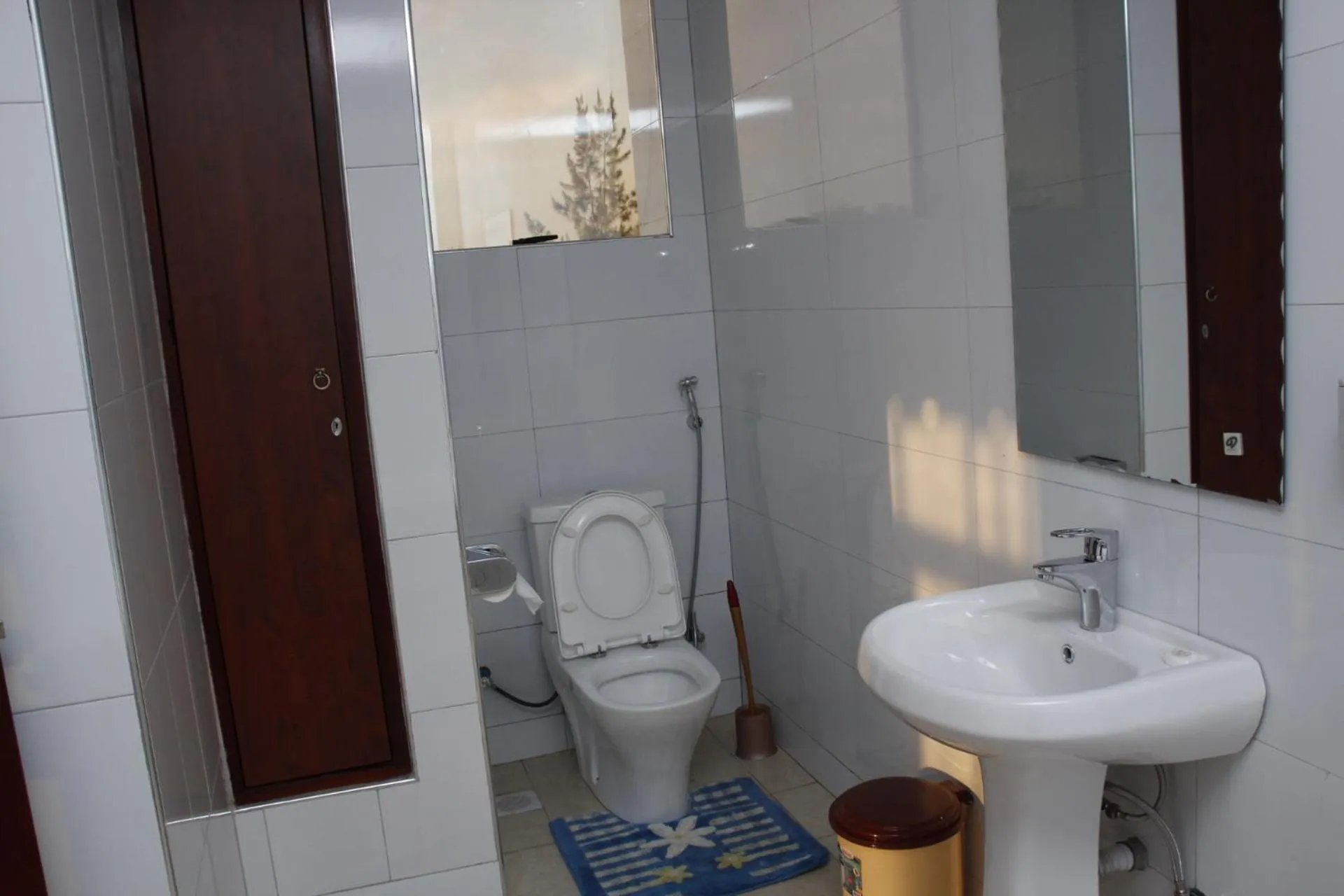 Toilet in Kenlon Hotel Kampala