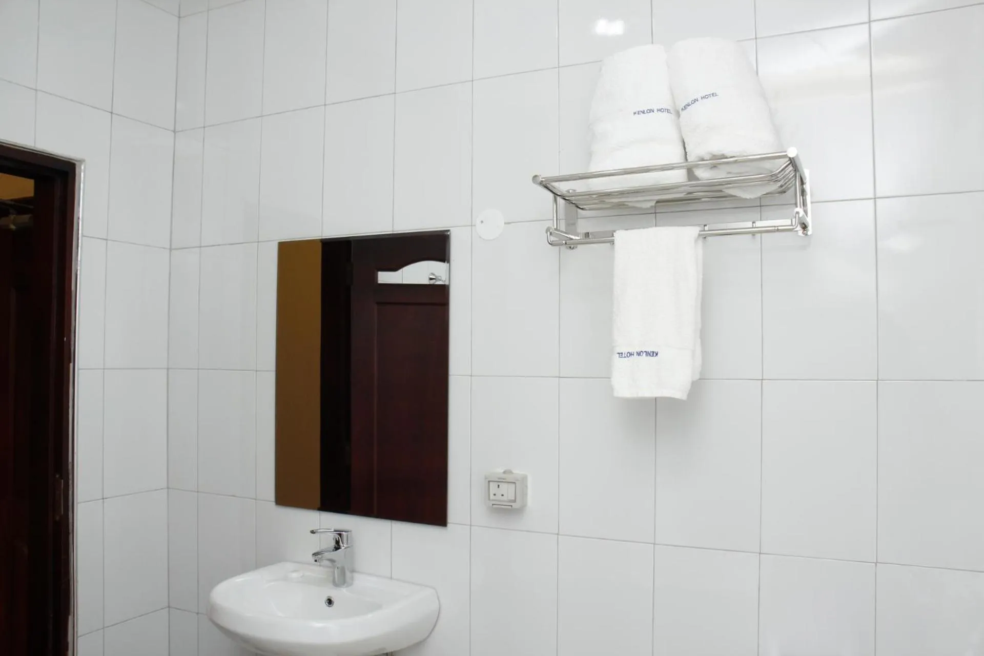 Bathroom in Kenlon Hotel Kampala