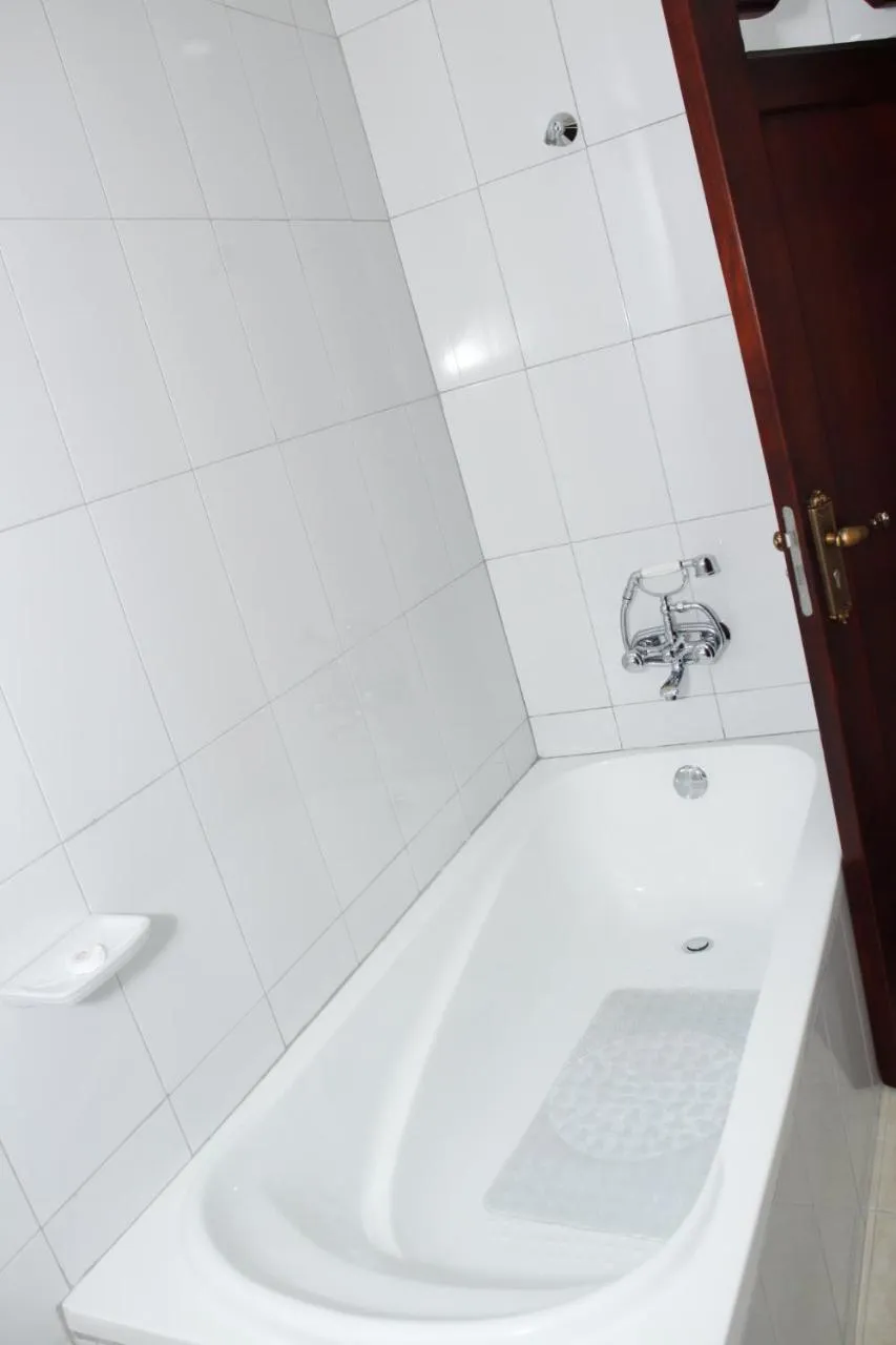 Bathroom in Kenlon Hotel Kampala