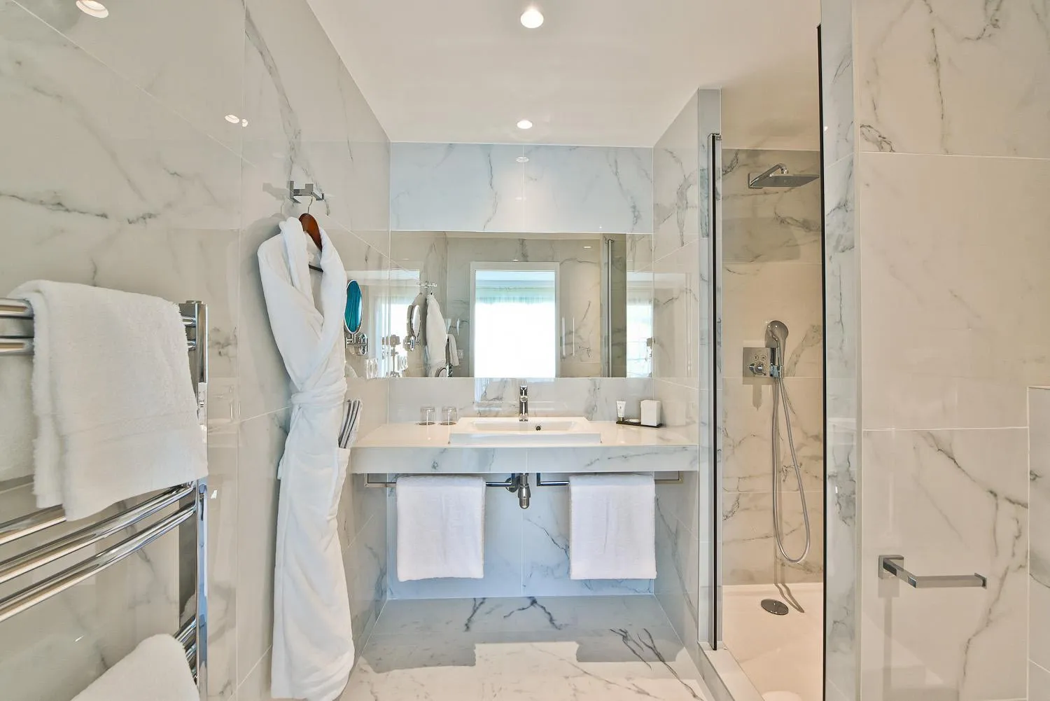 Bathroom in Hôtel La Villa Port d'Antibes & Spa