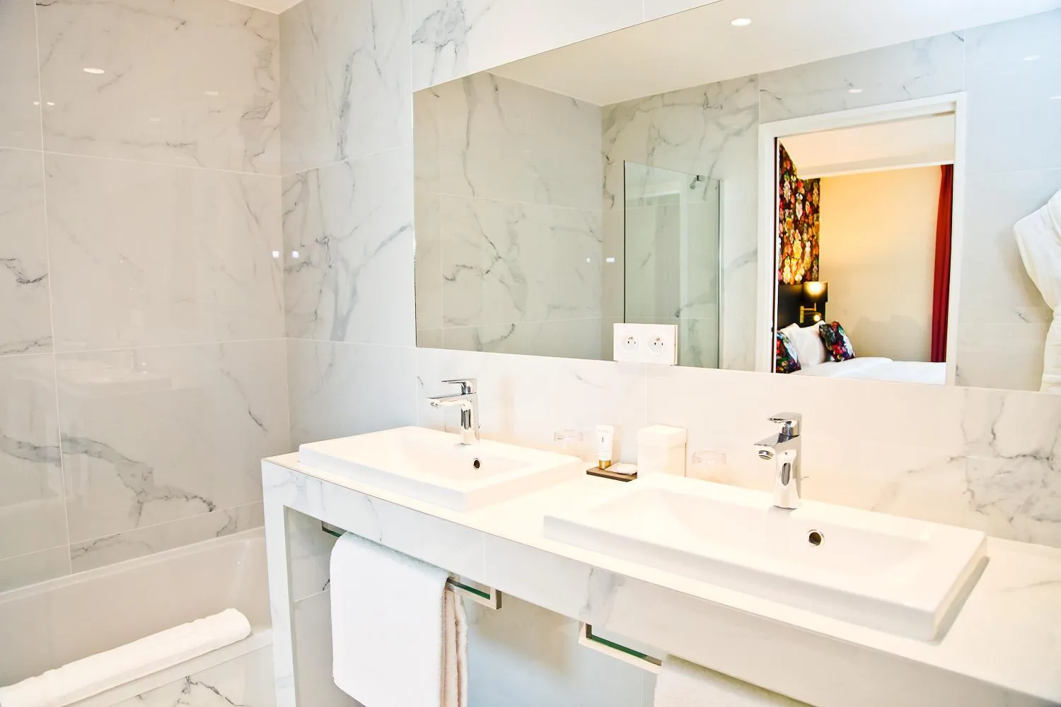 Bathroom in Hôtel La Villa Port d'Antibes & Spa