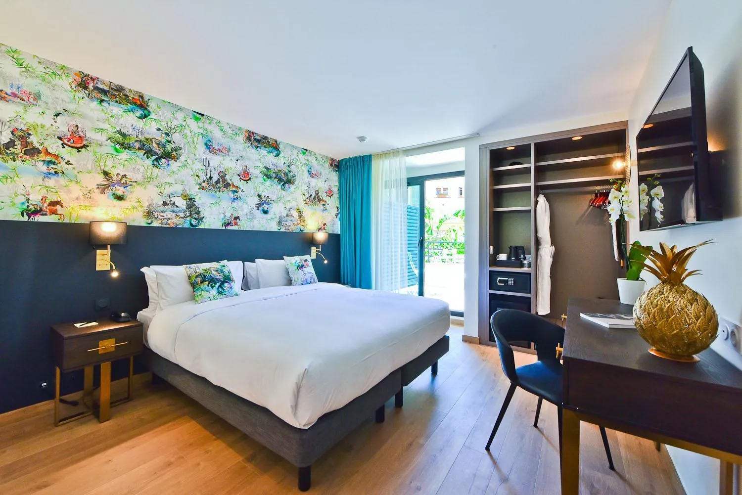 Photo of the whole room, Bed in Hôtel La Villa Port d'Antibes & Spa