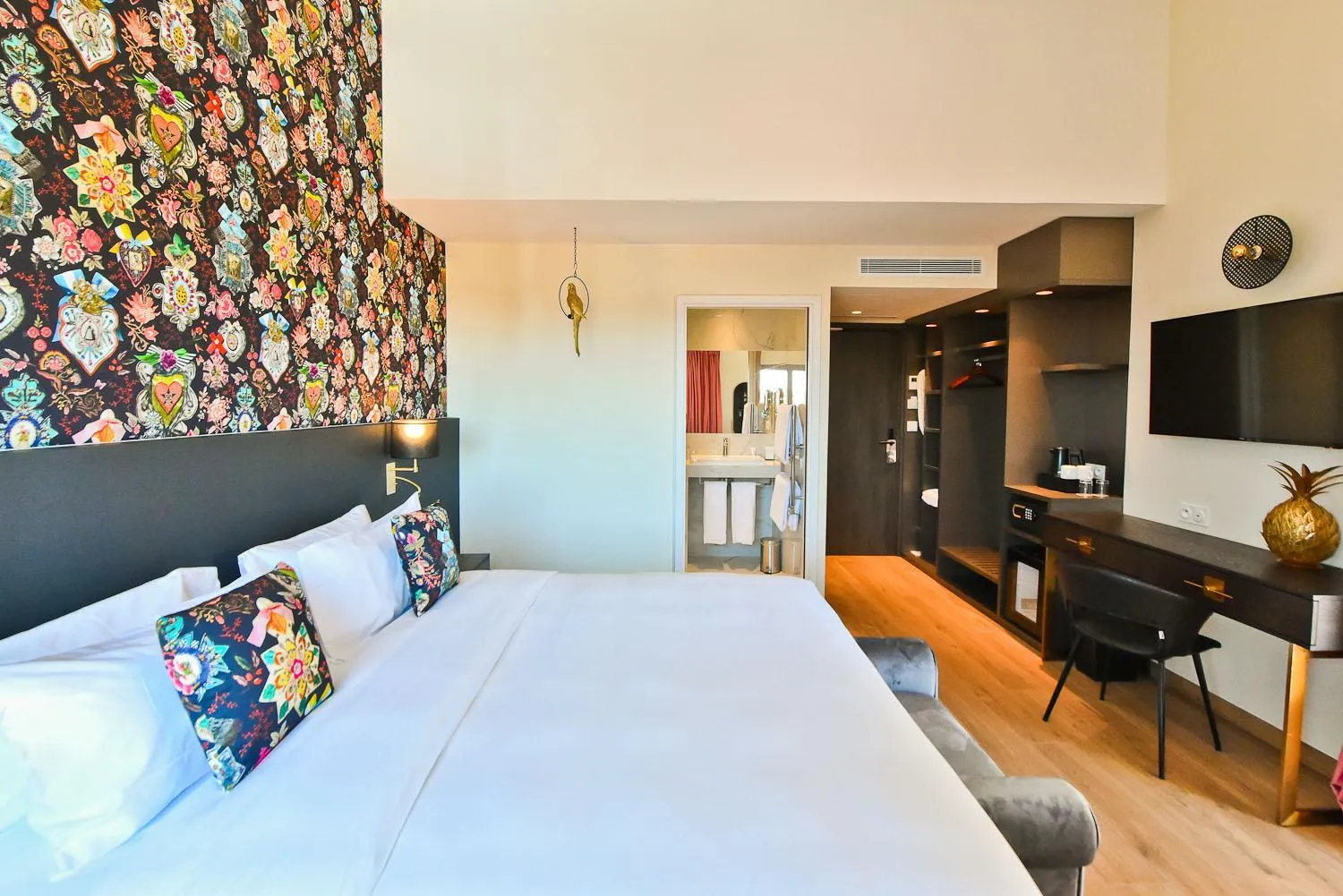 Photo of the whole room, Bed in Hôtel La Villa Port d'Antibes & Spa