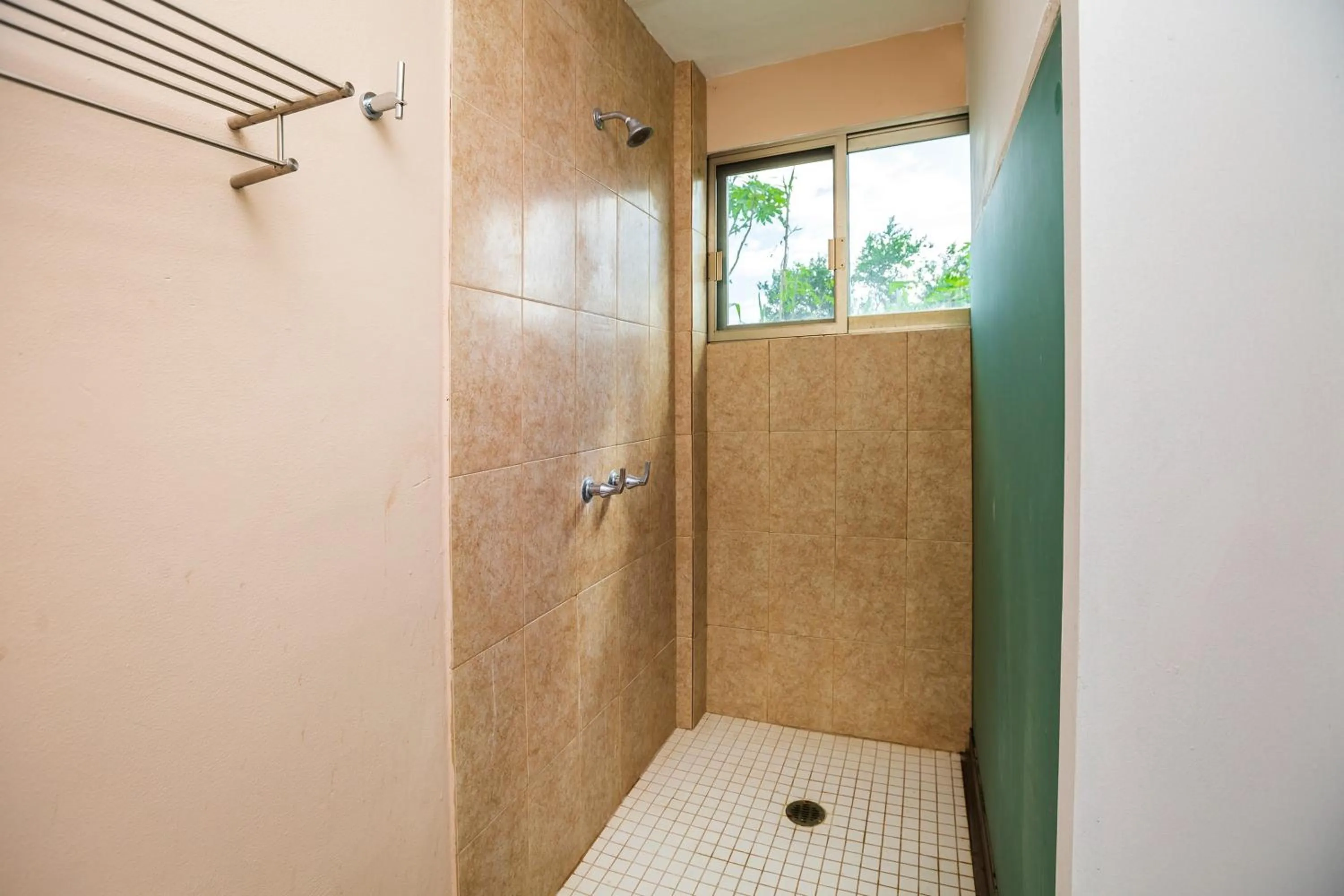 Bathroom in Capital O Cancun International Airport 24 7